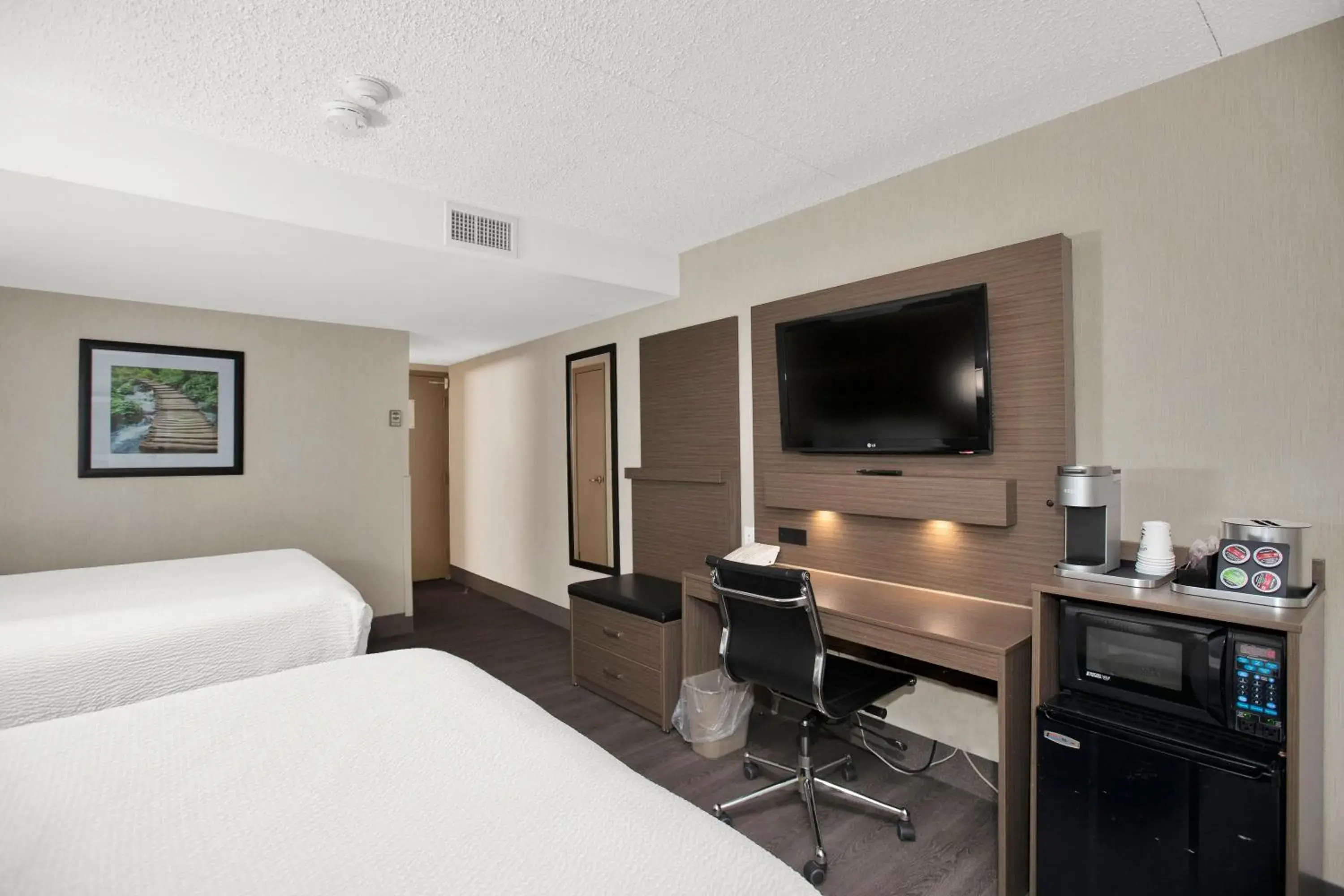 TV and multimedia, Bed in Superior Inn Hotel and Conference Centre Thunder Bay TV and multimedia, Bed in Superior Inn Hotel and Conference Centre Thunder Bay