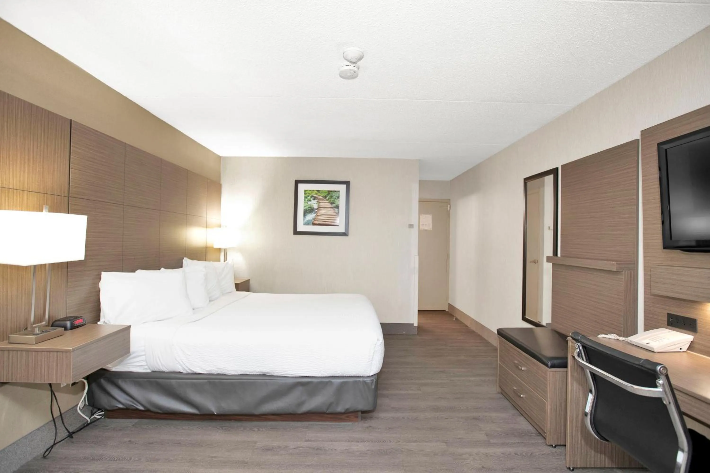 Bed in Superior Inn Hotel and Conference Centre Thunder Bay