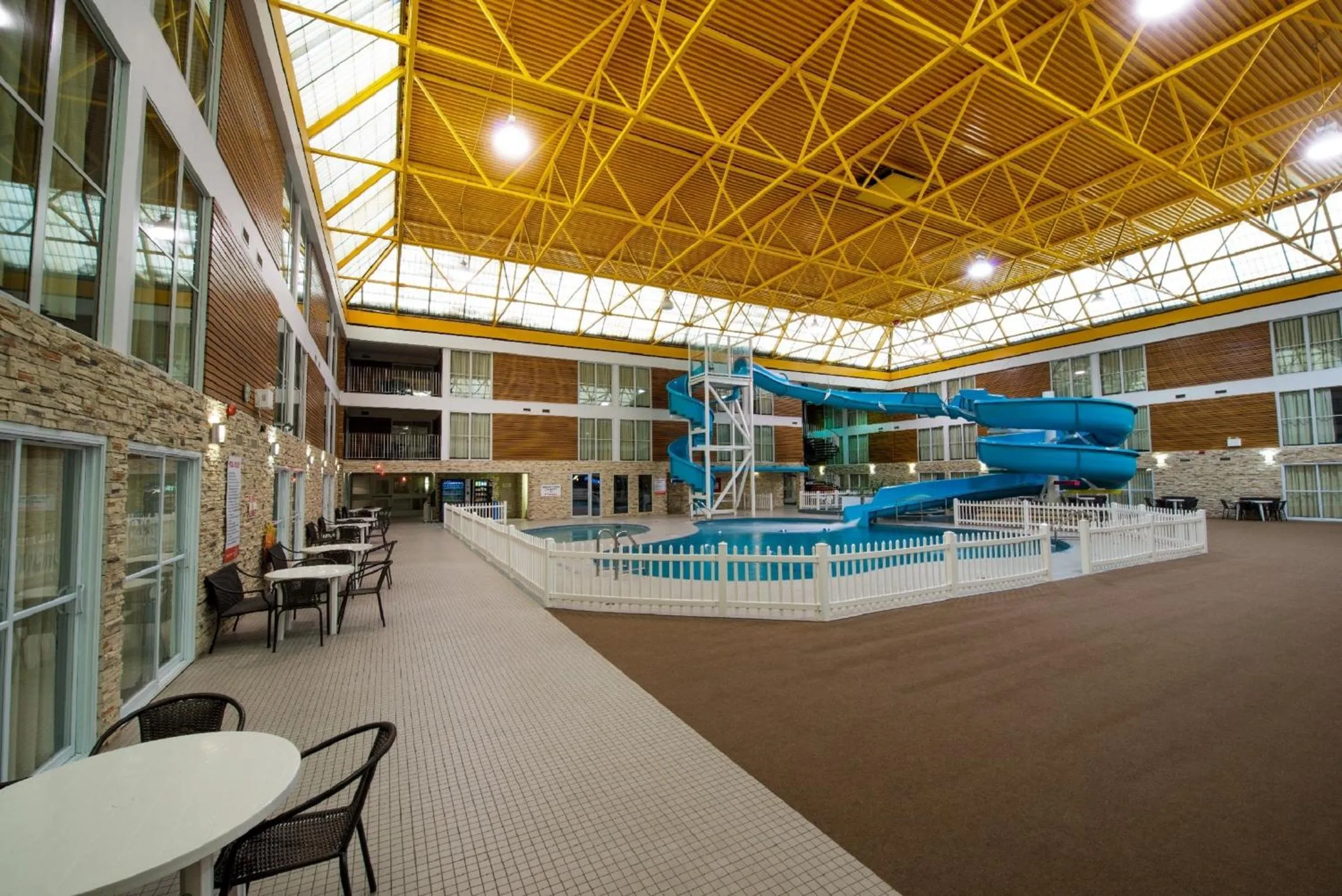 Swimming pool in Superior Inn Hotel and Conference Centre Thunder Bay