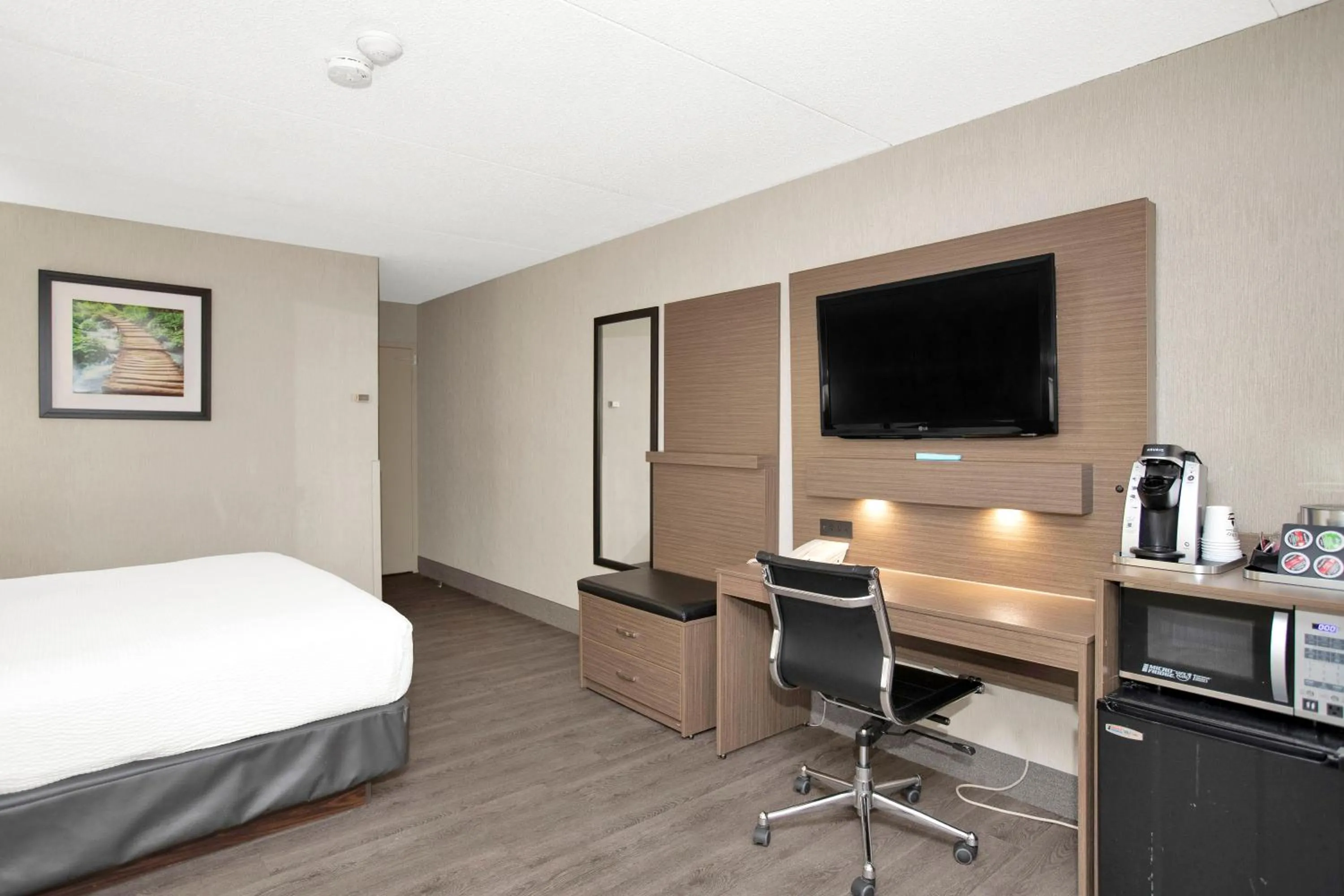 Bed in Superior Inn Hotel and Conference Centre Thunder Bay