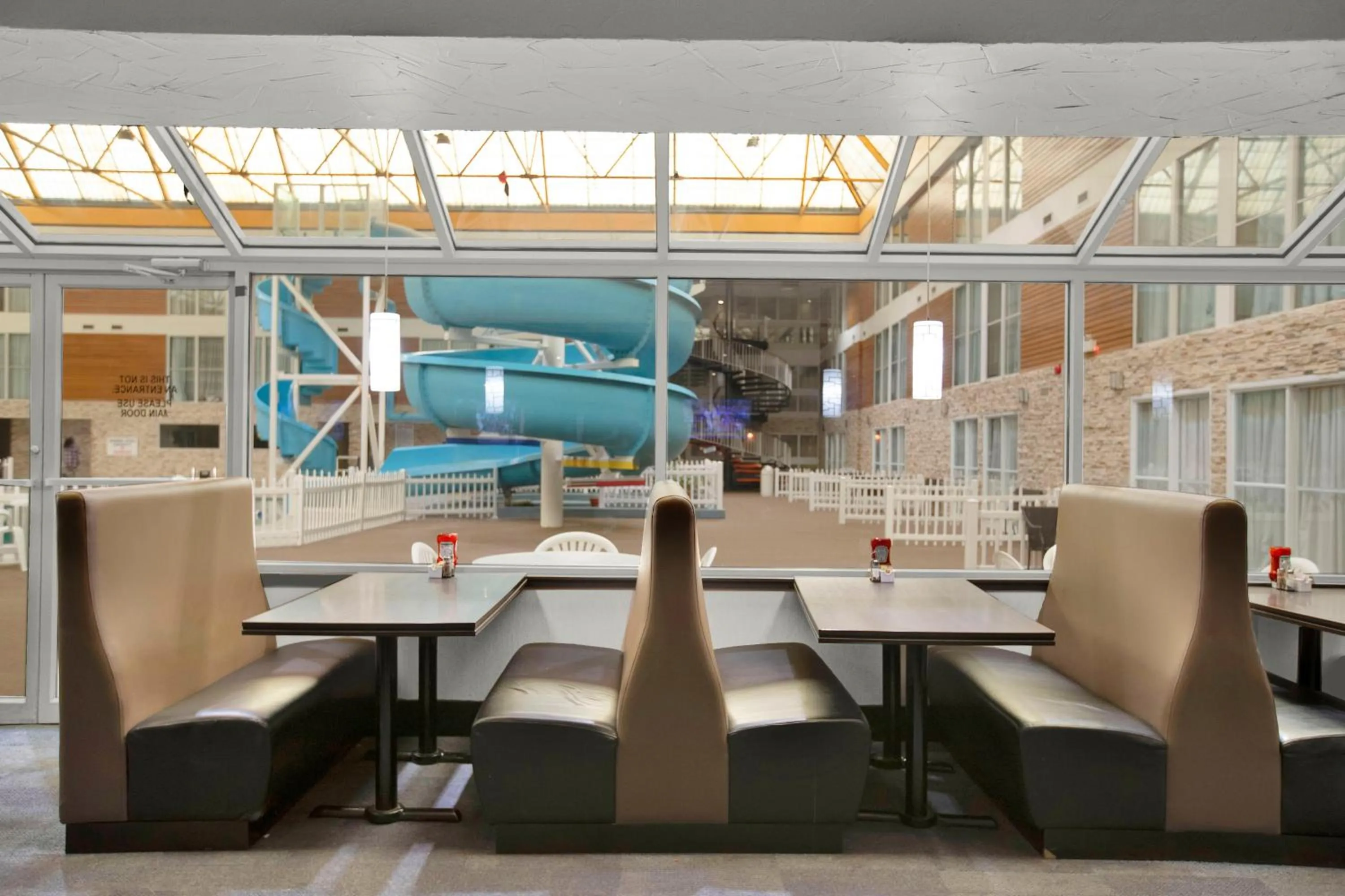 Restaurant/places to eat in Superior Inn Hotel and Conference Centre Thunder Bay