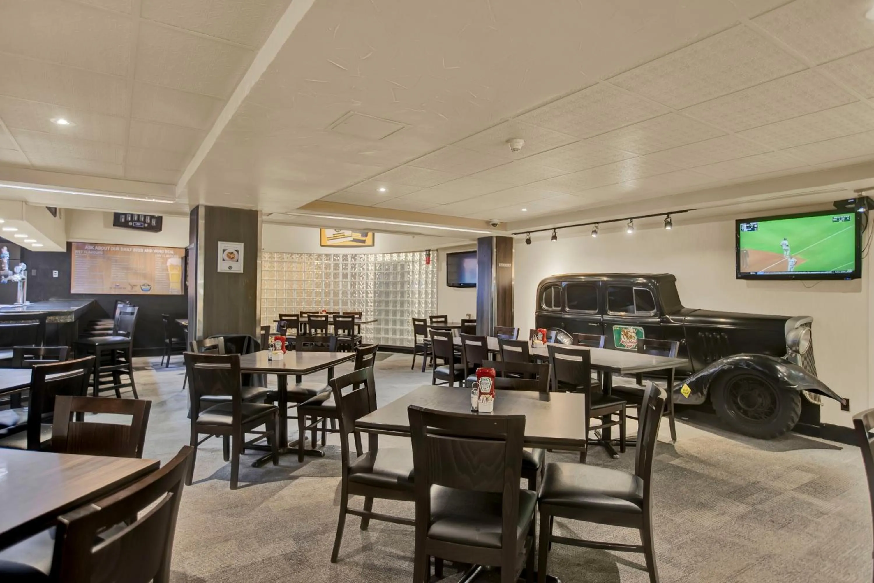 Restaurant/places to eat in Superior Inn Hotel and Conference Centre Thunder Bay