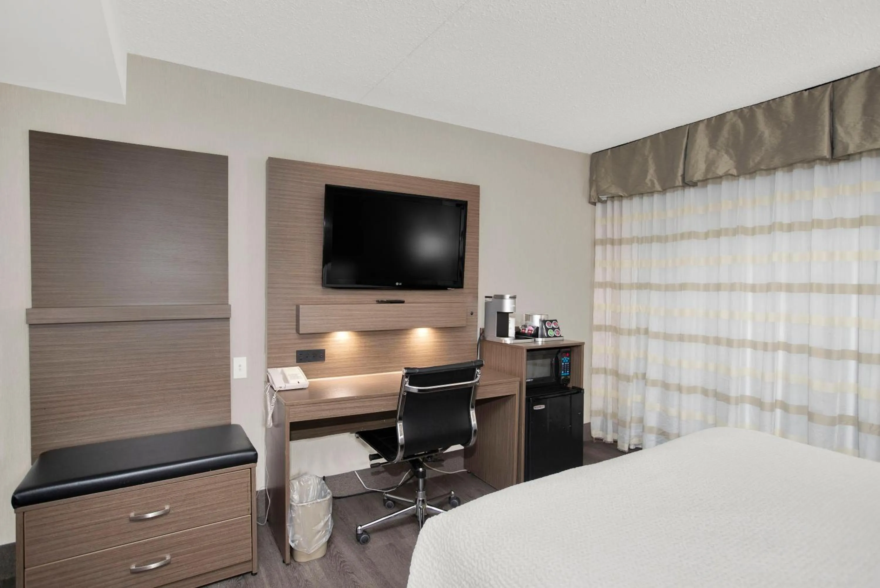 Bed in Superior Inn Hotel and Conference Centre Thunder Bay