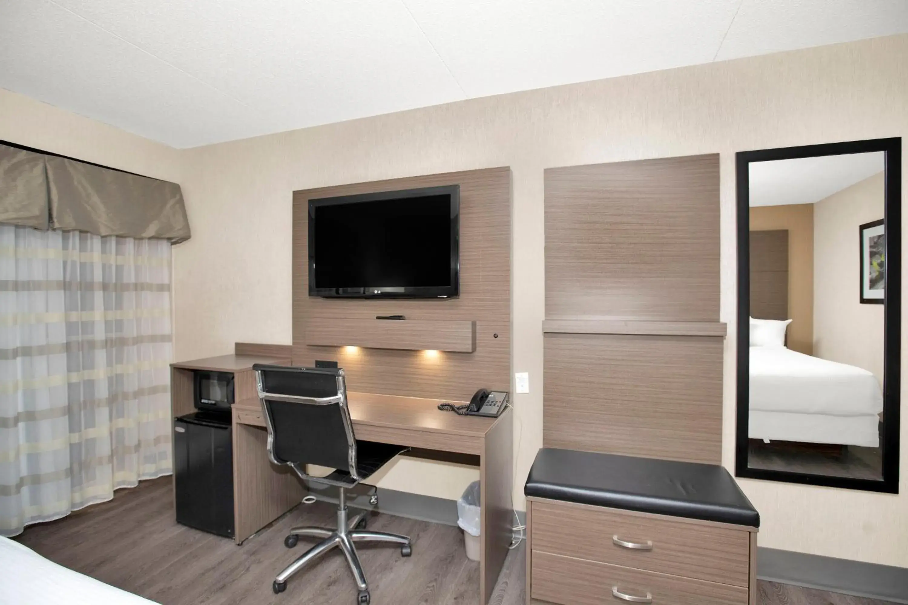 Bedroom, Bed in Superior Inn Hotel and Conference Centre Thunder Bay Bedroom, Bed in Superior Inn Hotel and Conference Centre Thunder Bay