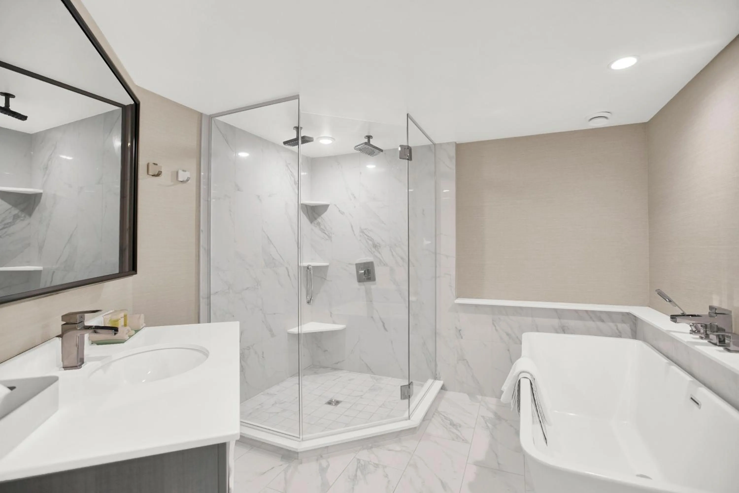 Shower in Superior Inn Hotel and Conference Centre Thunder Bay