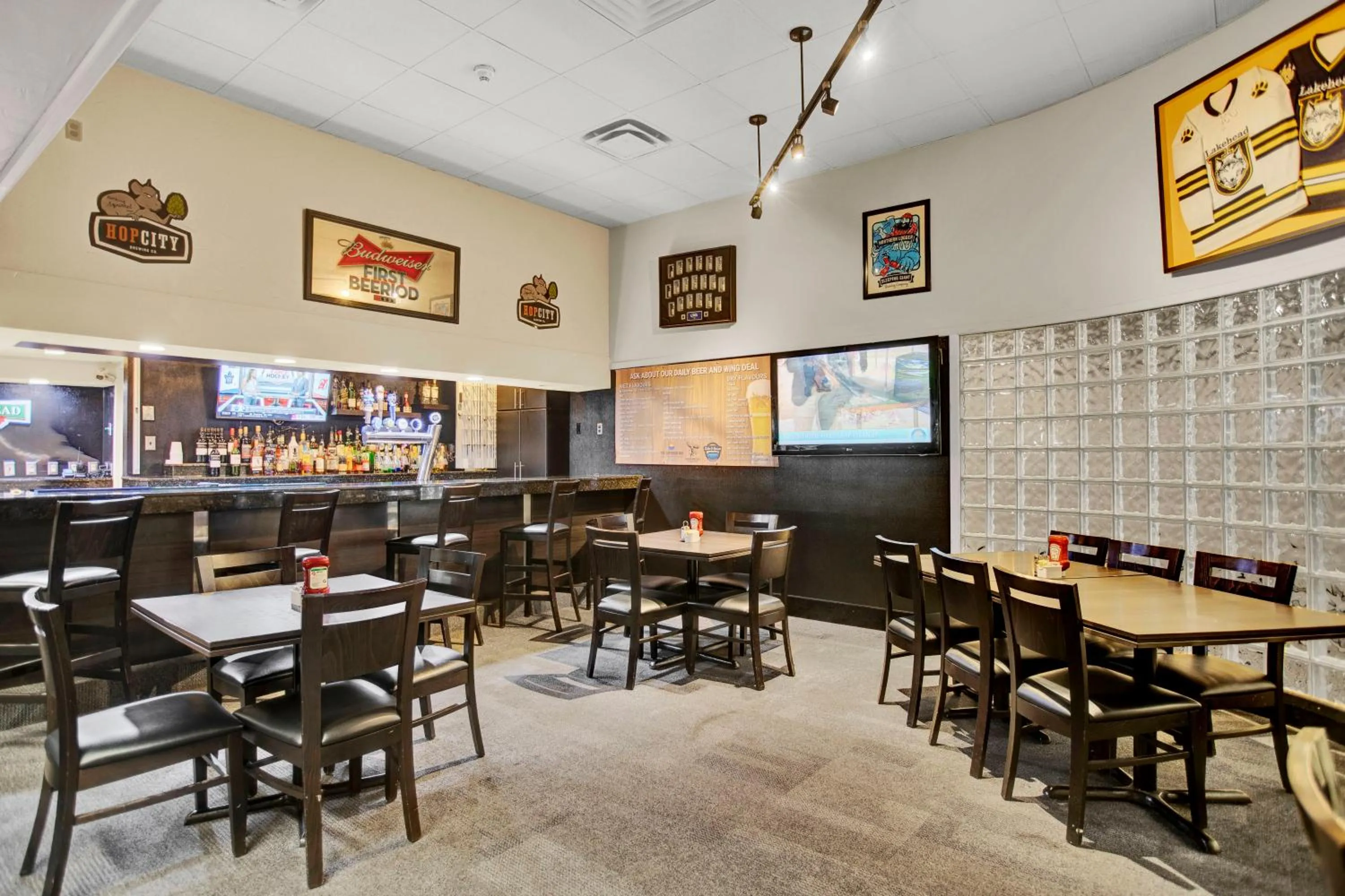 Restaurant/places to eat in Superior Inn Hotel and Conference Centre Thunder Bay