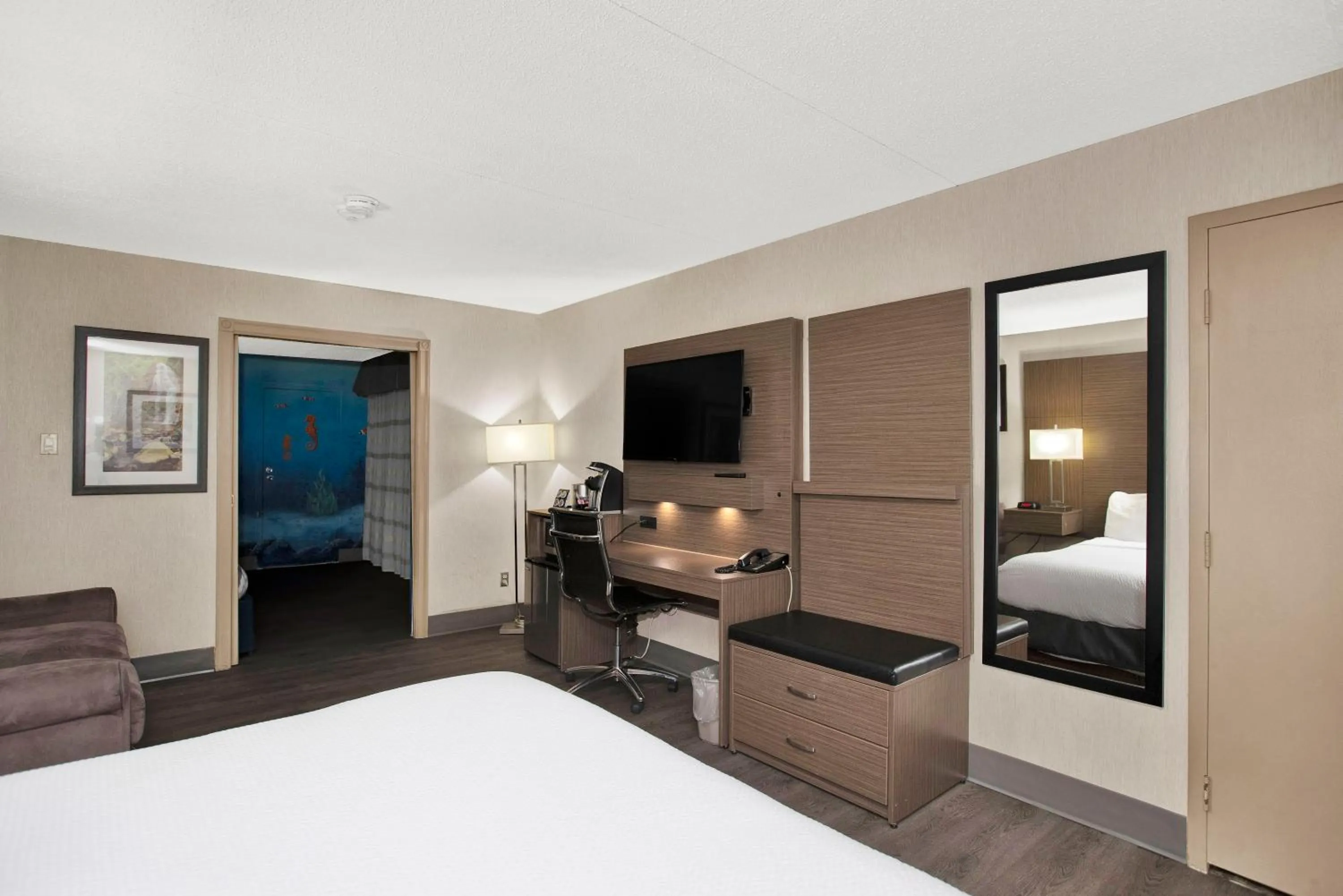 TV and multimedia, Bed in Superior Inn Hotel and Conference Centre Thunder Bay