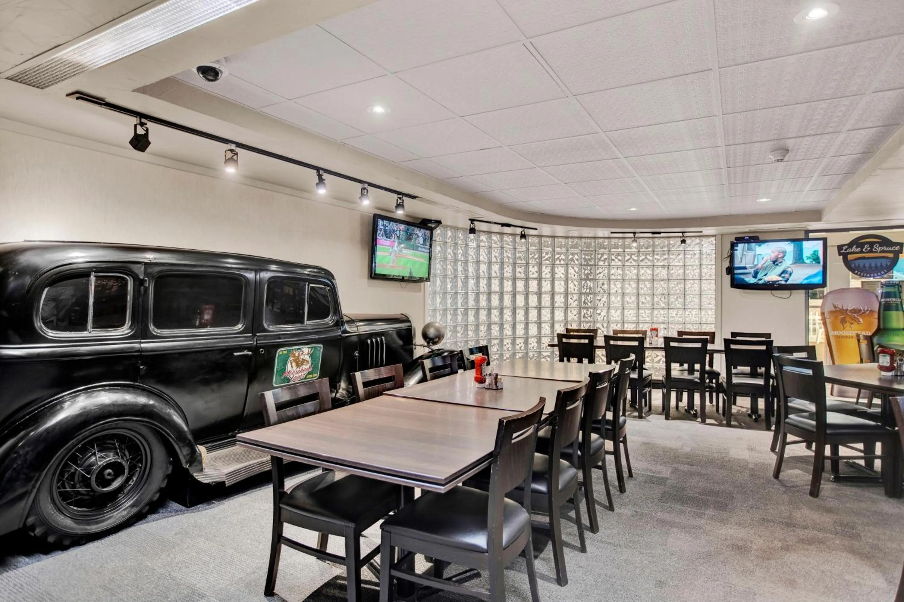 Restaurant/places to eat in Superior Inn Hotel and Conference Centre Thunder Bay