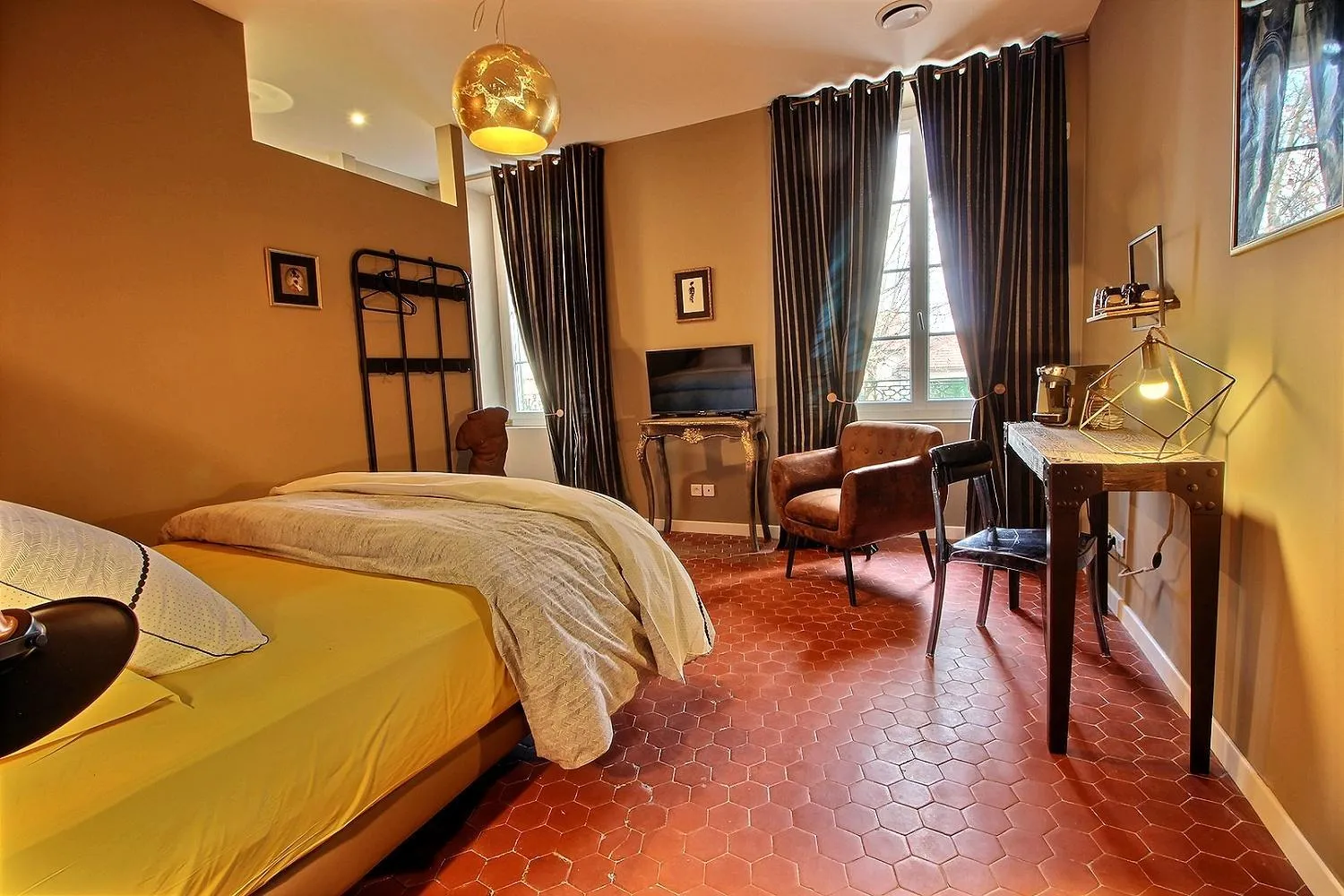 Photo of the whole room, Bed in Effets Personnels