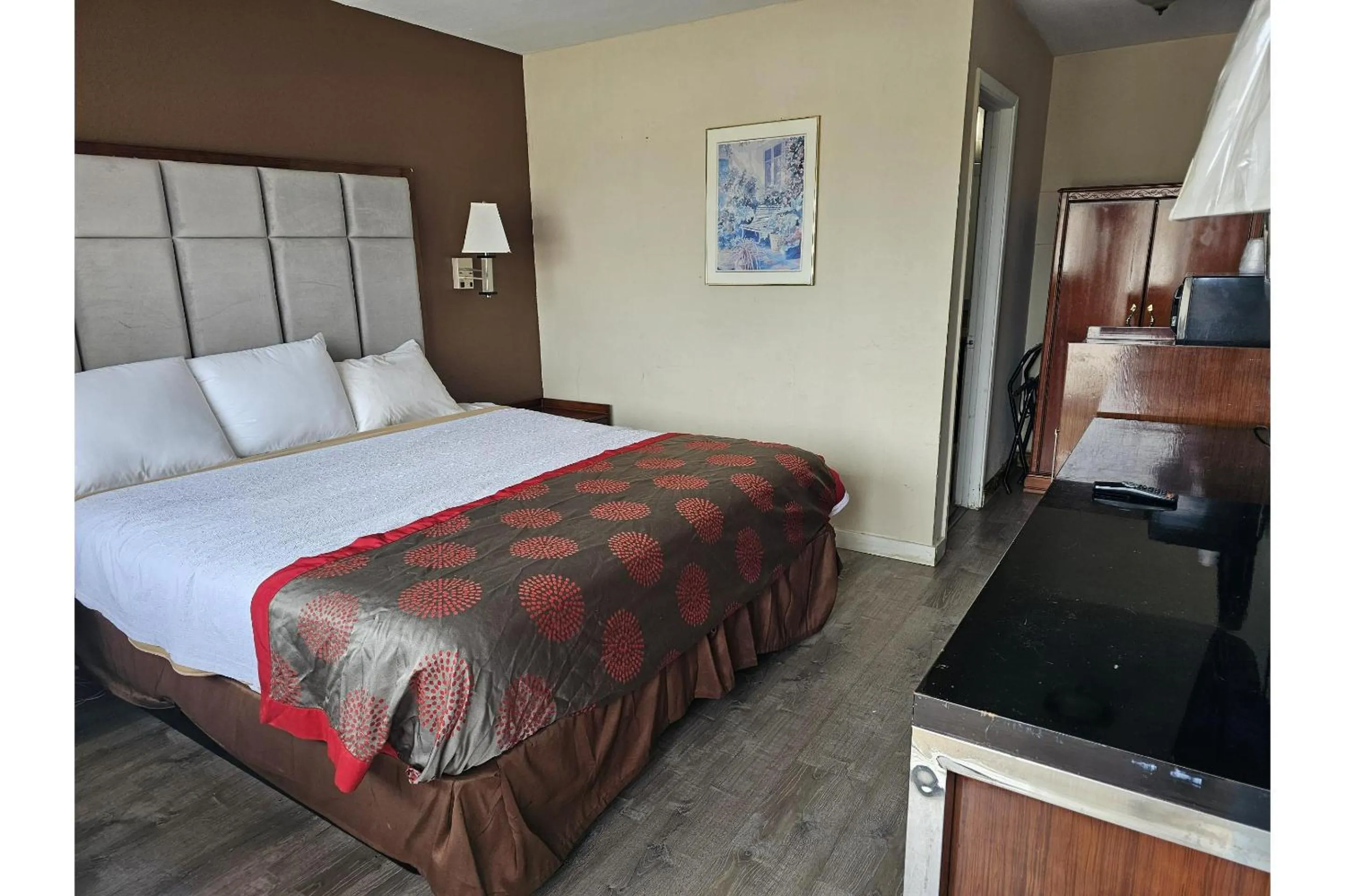 Bedroom, Bed in Travel Inn By OYO Omaha