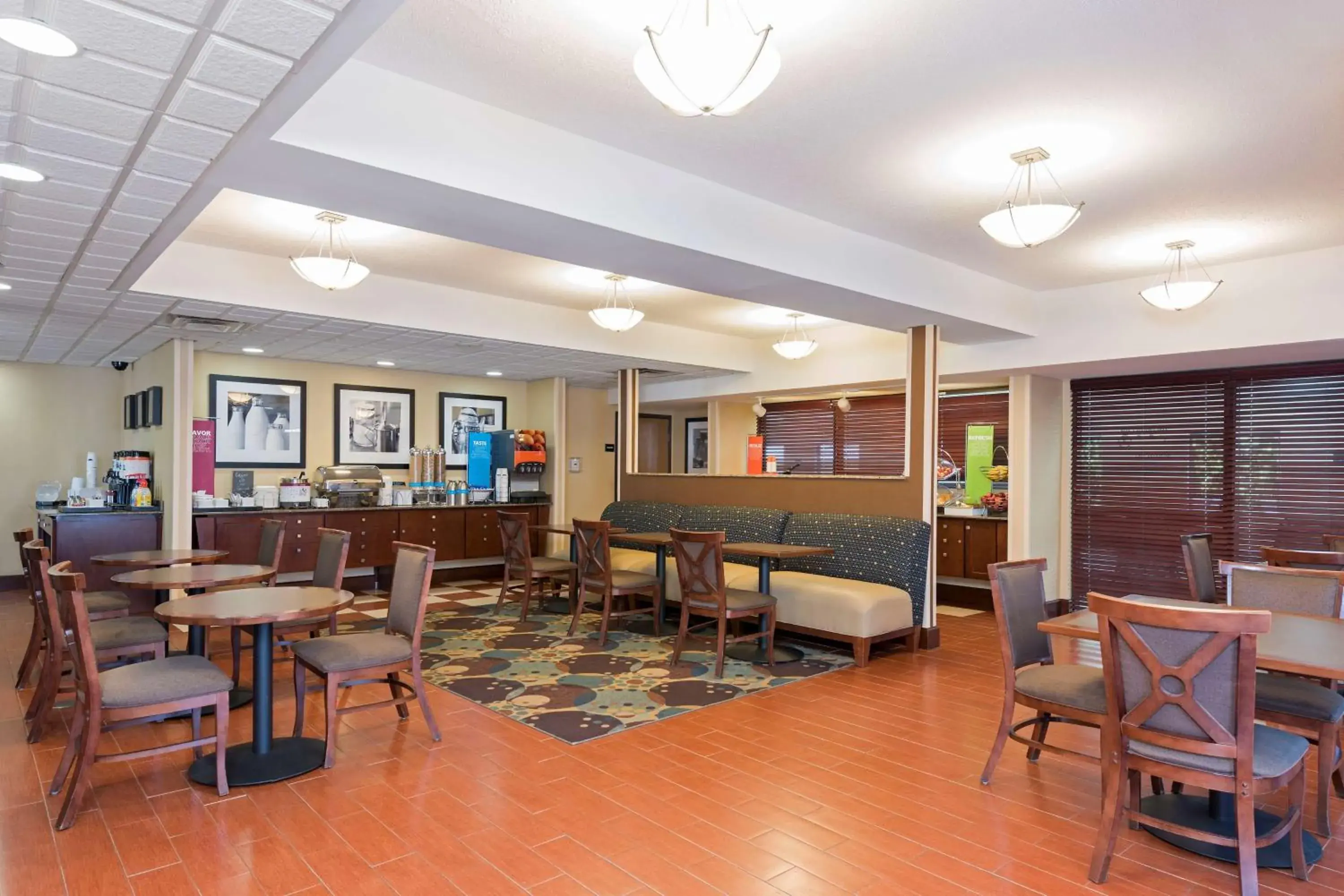 Dining area in Hampton Inn Port Huron Dining area in Hampton Inn Port Huron