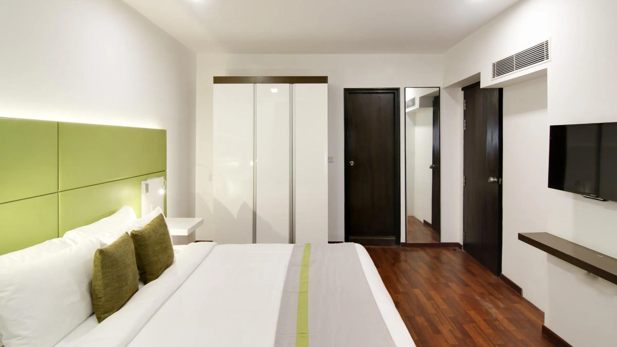 wardrobe, Bed in Lemon Tree Hotel, Banjara Hills, Hyderabad