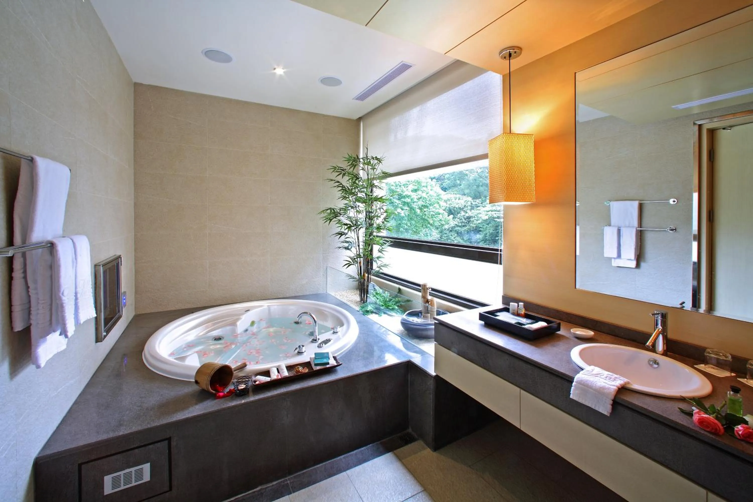 Shower in Norway Forest Tamsui Motel