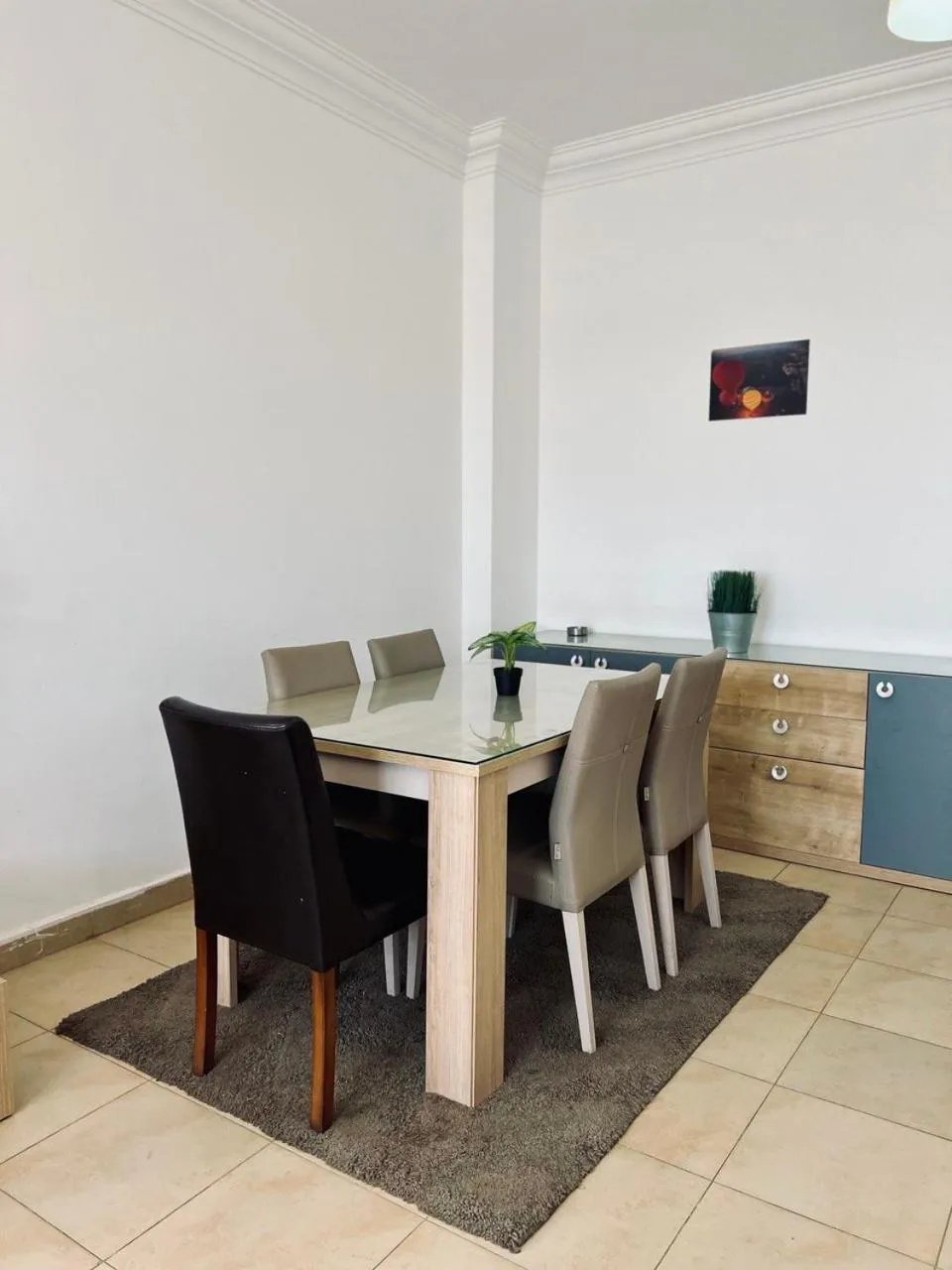 Dining area in Lilly Apartments