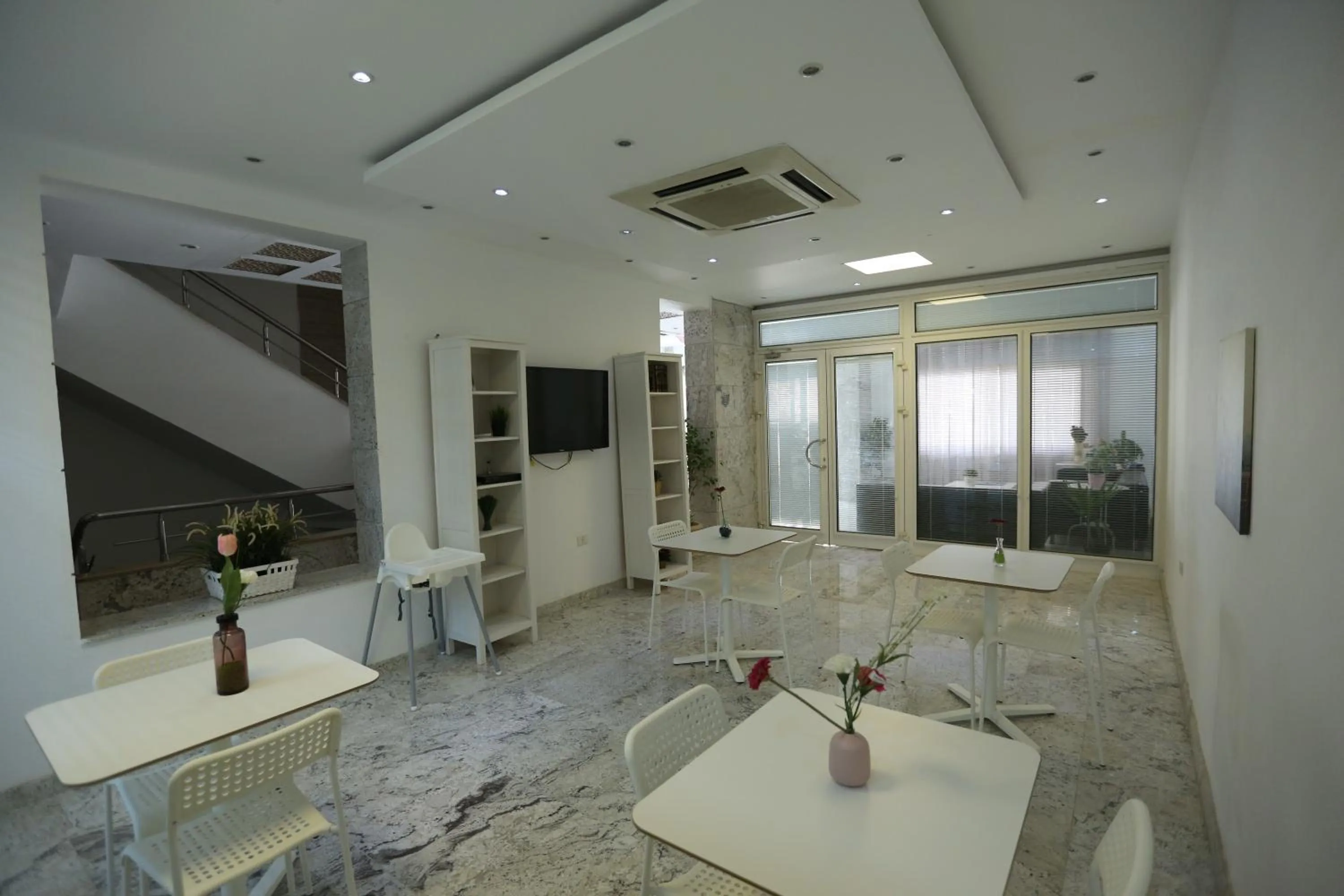 Restaurant/places to eat in Lilly Apartments