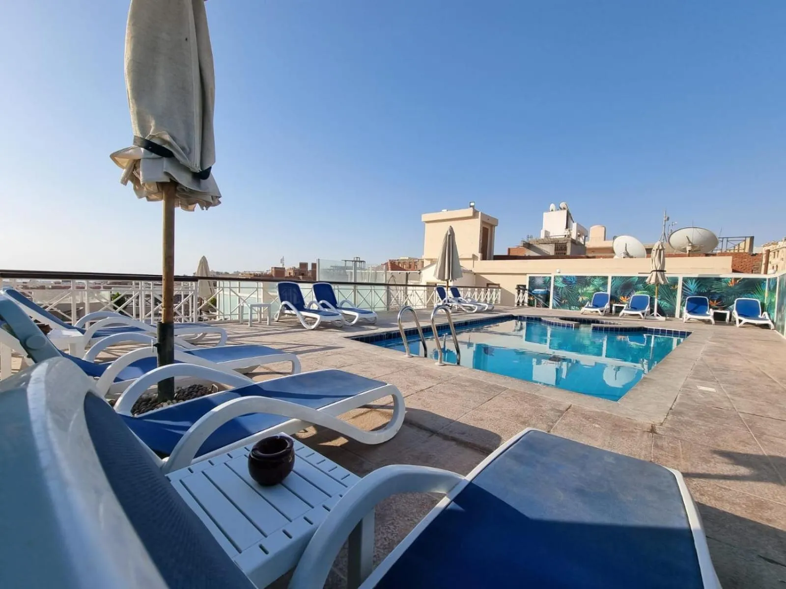 Swimming pool in Lilly Apartments