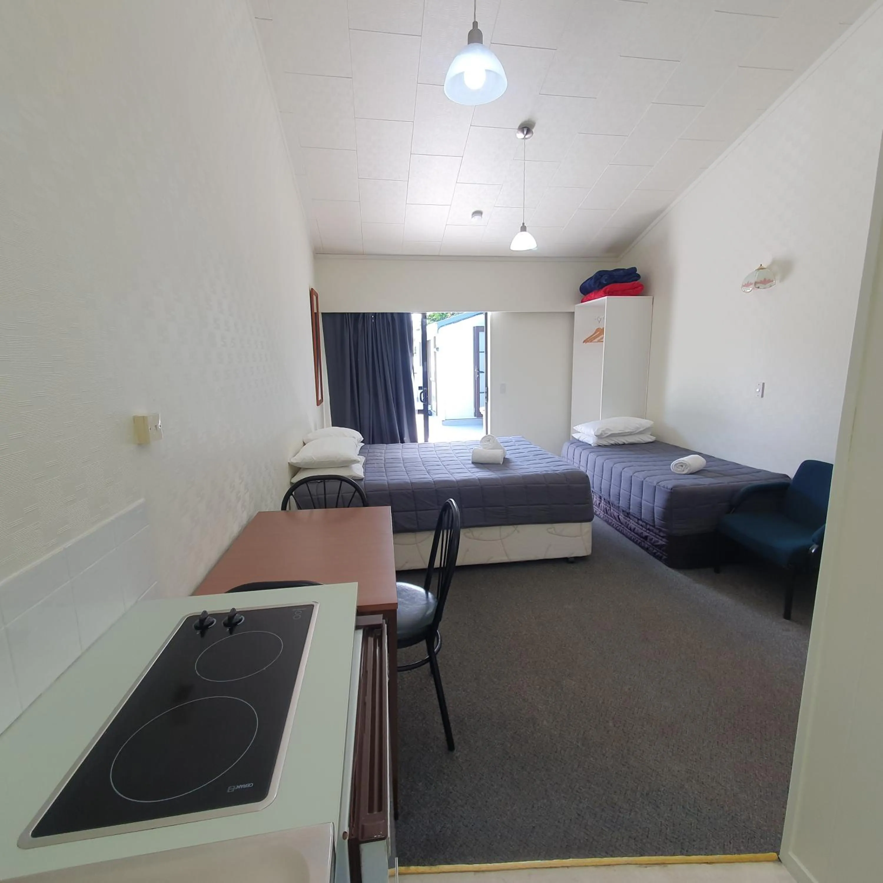 Dining area, Bed in Ohakune Court Motel