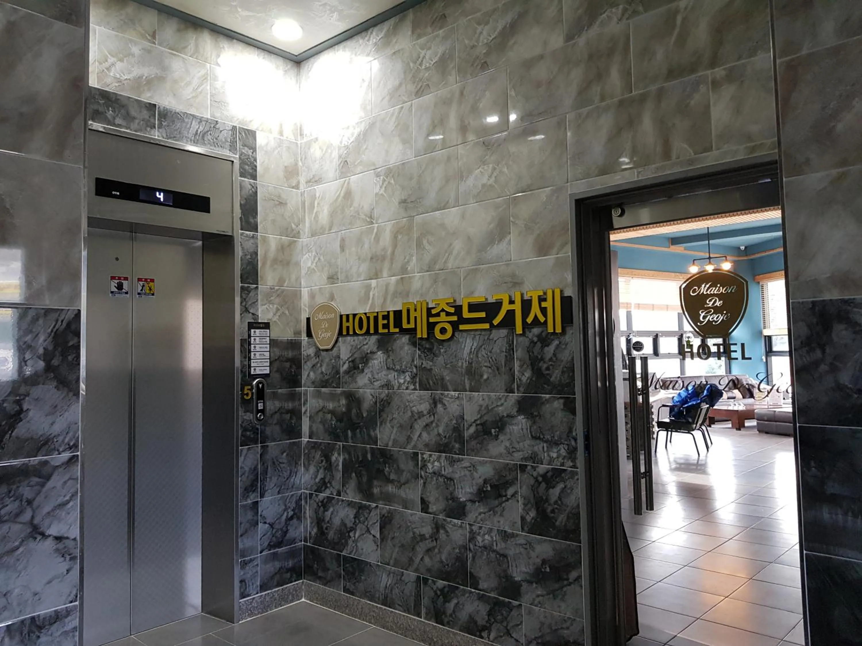 Communal lounge/ TV room in Maison de Geoje