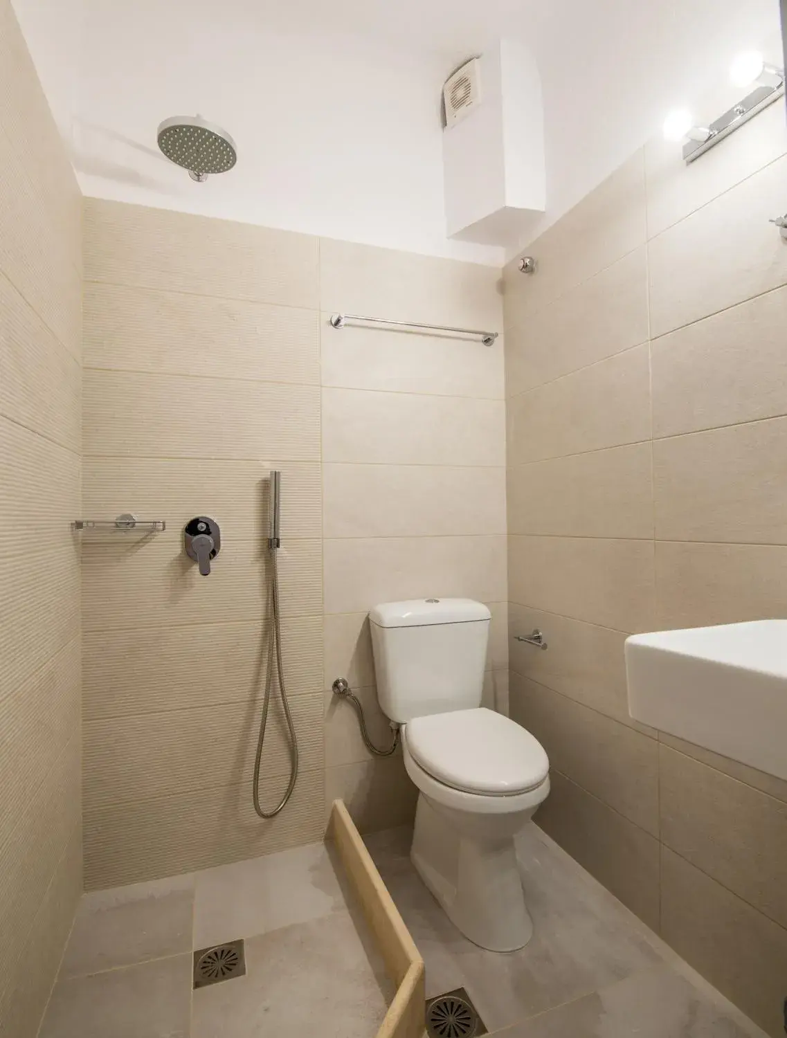 Budget Triple Room - Semi Basement in Orpheas Rooms Budget Triple Room - Semi Basement in Orpheas Rooms