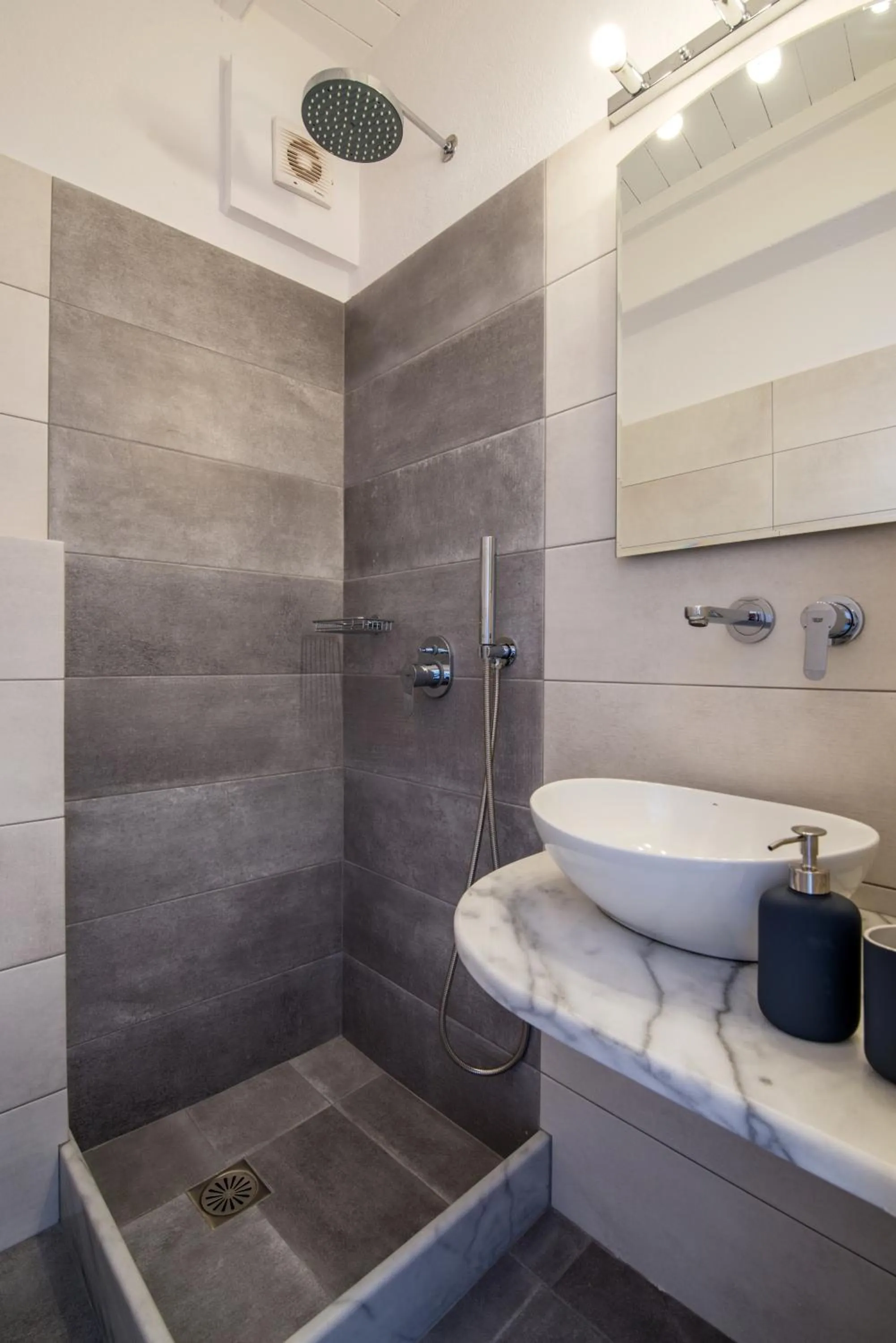 Bathroom in Orpheas Rooms