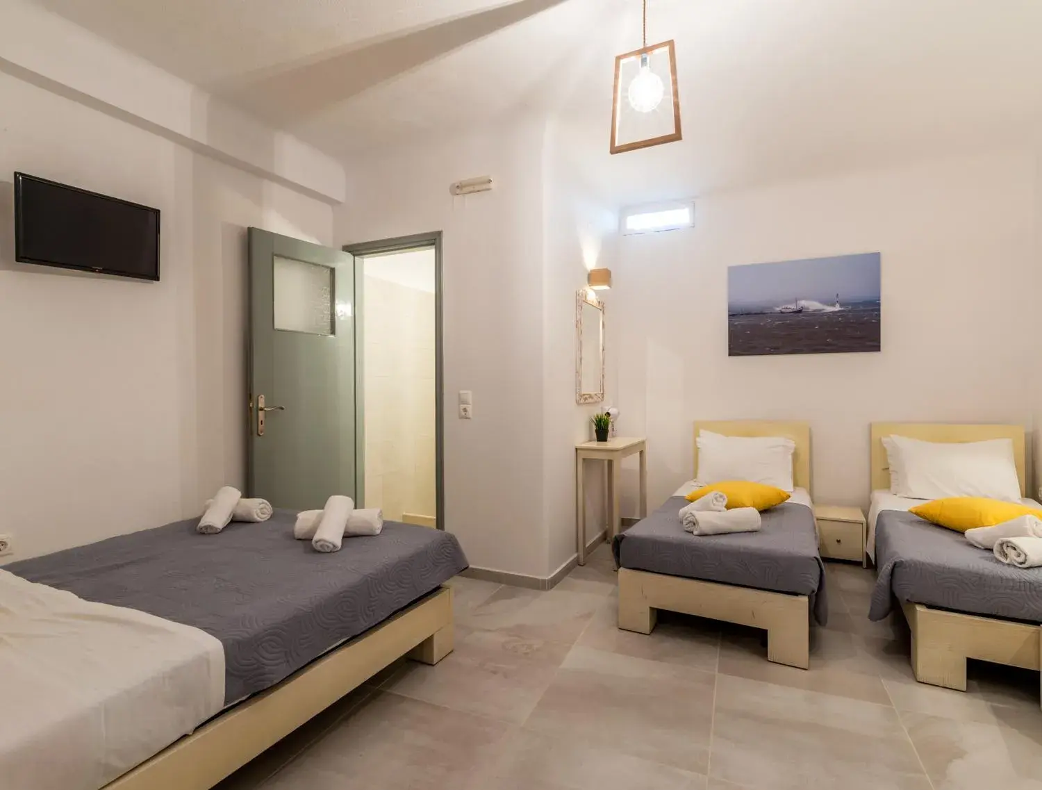 Budget Triple Room - Semi Basement in Orpheas Rooms Budget Triple Room - Semi Basement in Orpheas Rooms