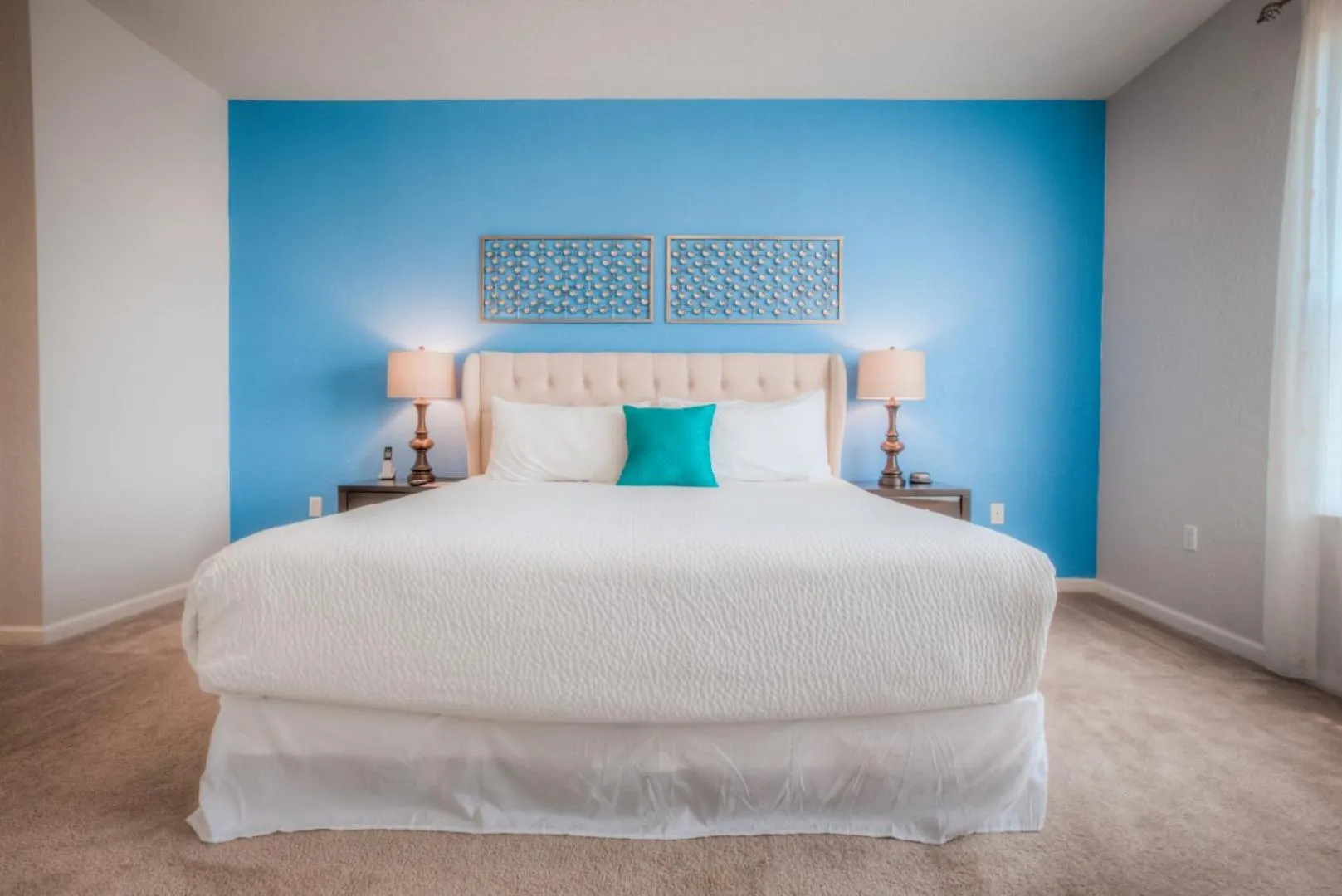 Bed in Beautiful LAKEVIEW Deluxe Condo Near Theme Parks