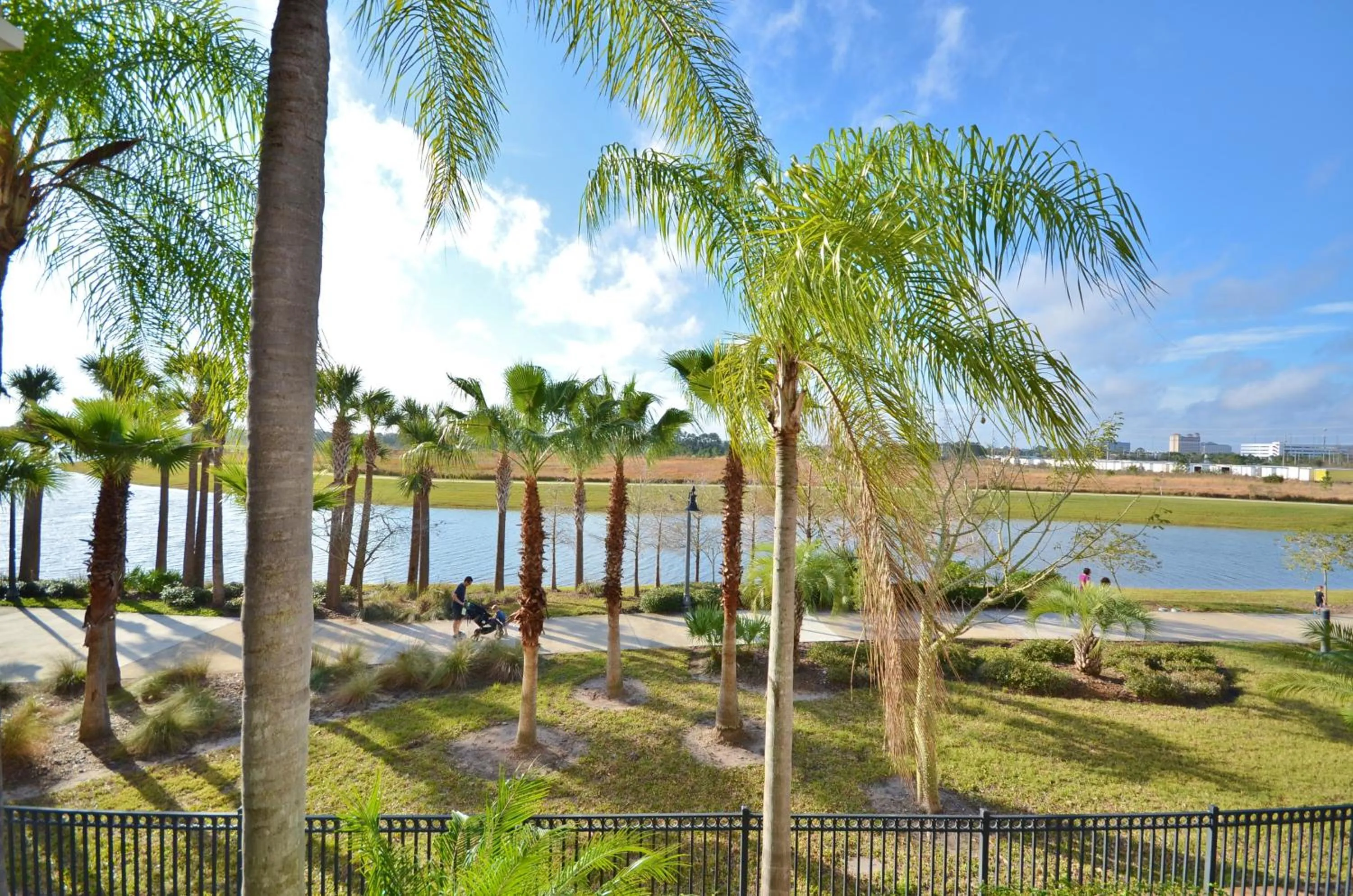 Beautiful LAKEVIEW Deluxe Condo Near Theme Parks