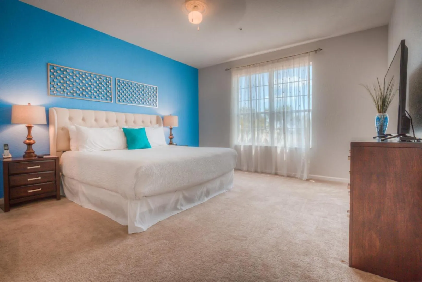 Bed in Beautiful LAKEVIEW Deluxe Condo Near Theme Parks
