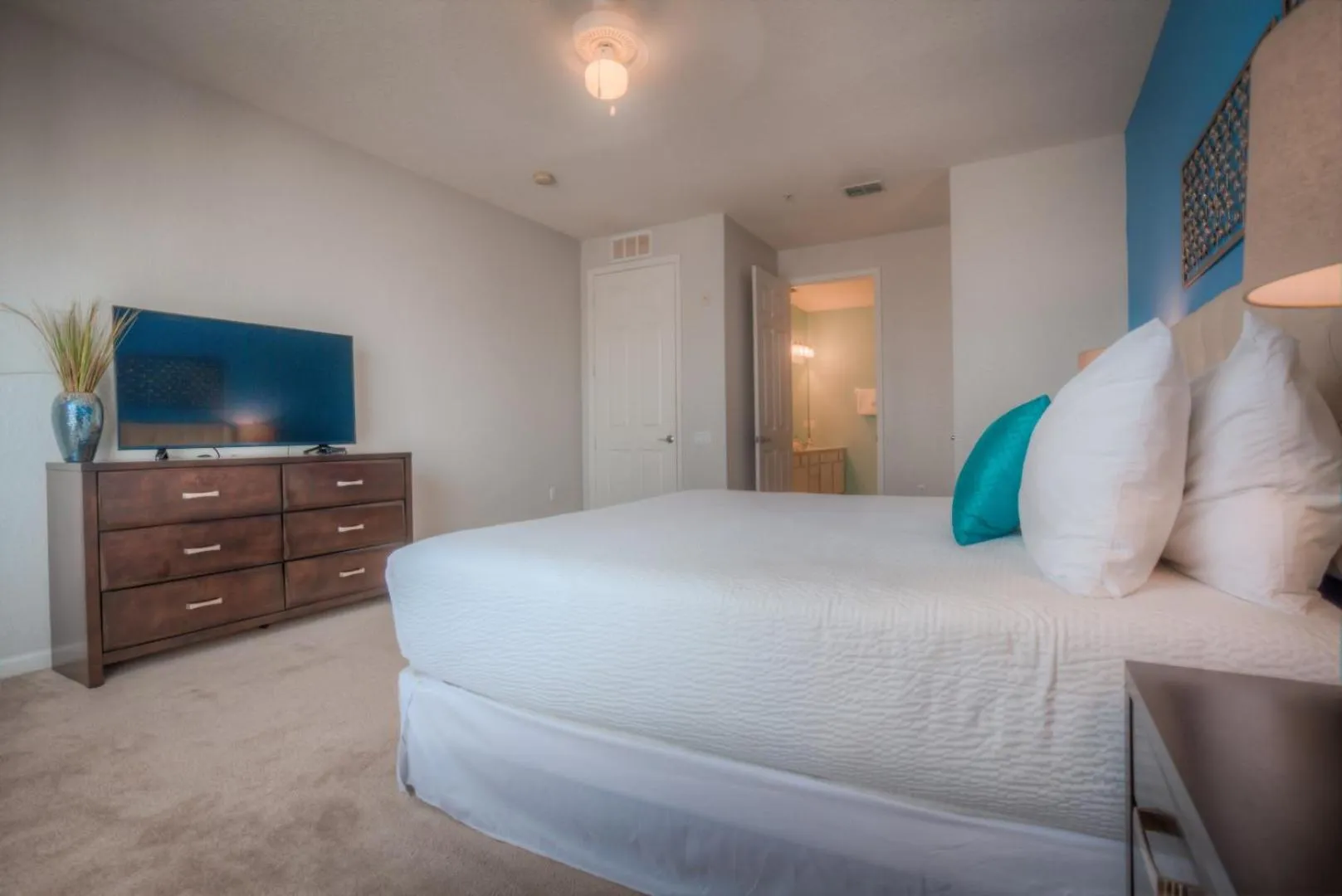 Bed in Beautiful LAKEVIEW Deluxe Condo Near Theme Parks