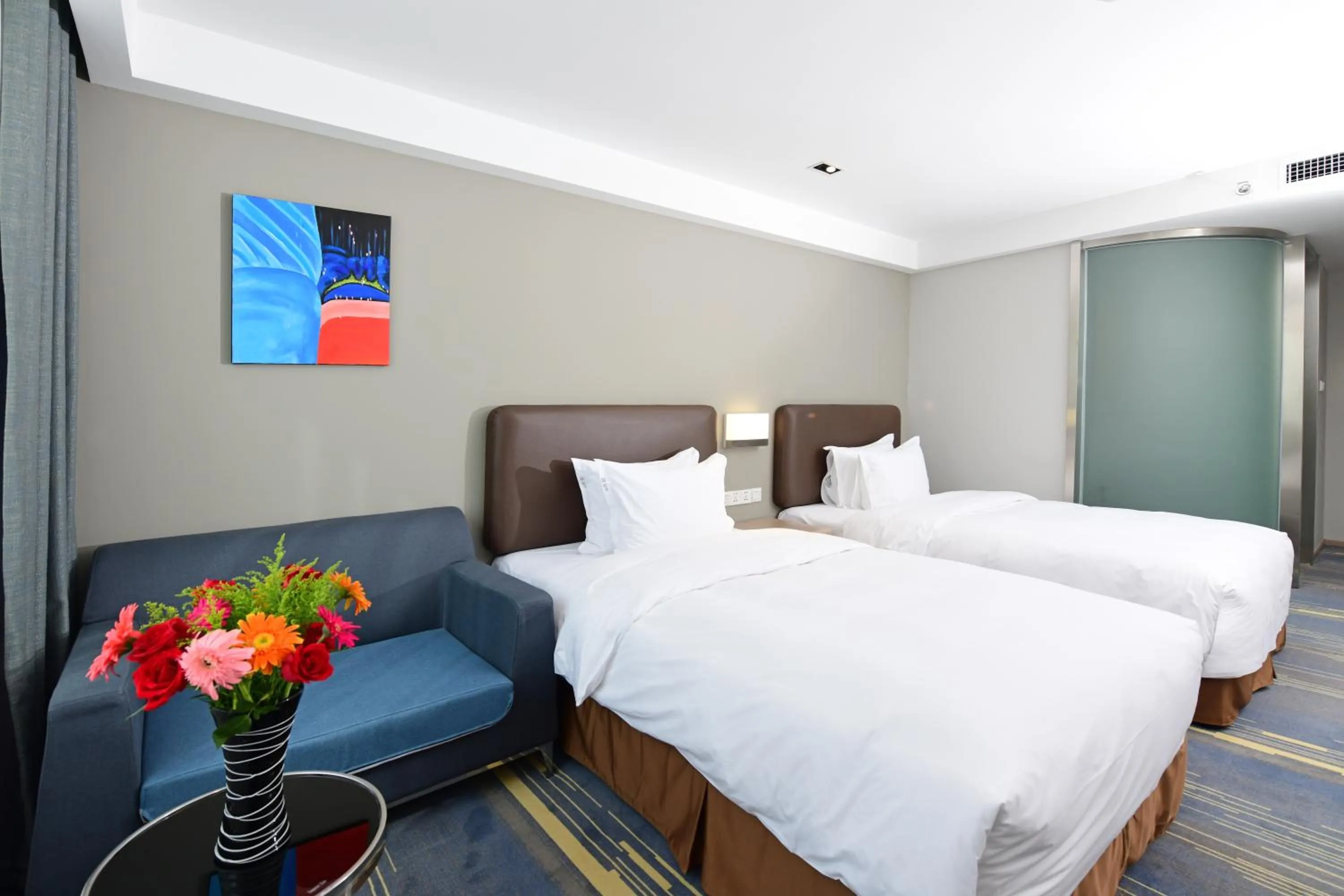 Photo of the whole room, Bed in Holiday Inn Express Changchun High-Tech Zone by IHG