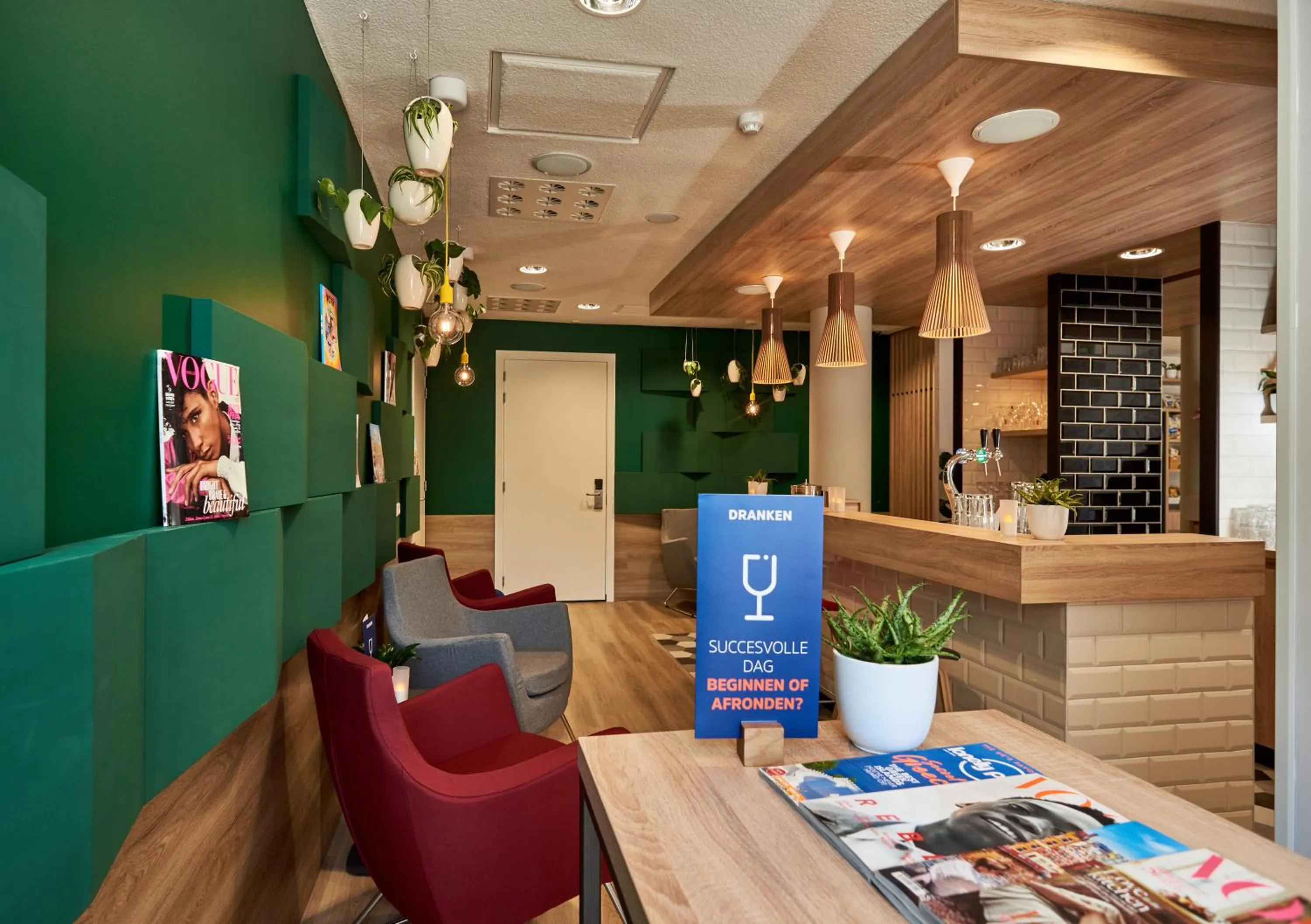 Lounge or bar in Holiday Inn Express Amsterdam - City Hall by IHG