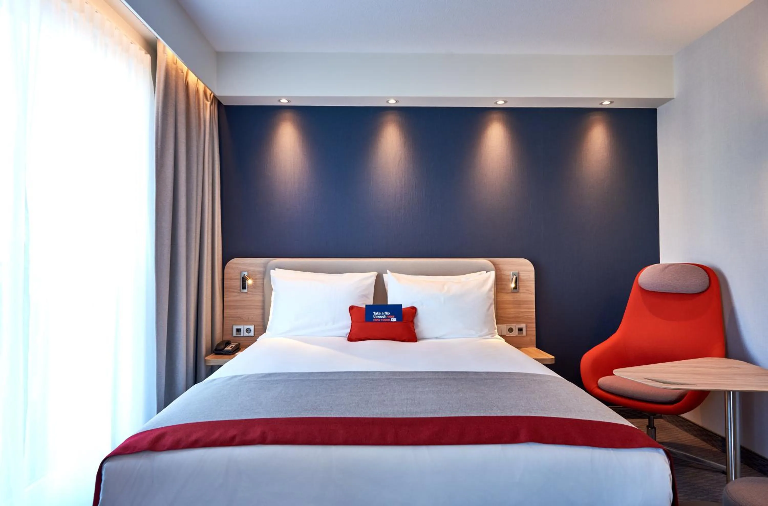 Photo of the whole room, Bed in Holiday Inn Express Amsterdam - City Hall by IHG