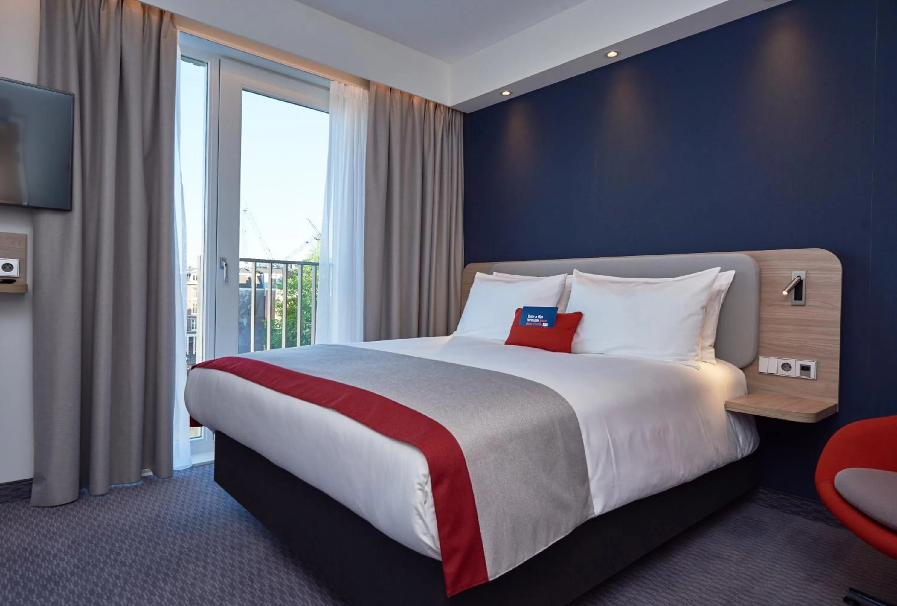 Bed in Holiday Inn Express Amsterdam - City Hall by IHG