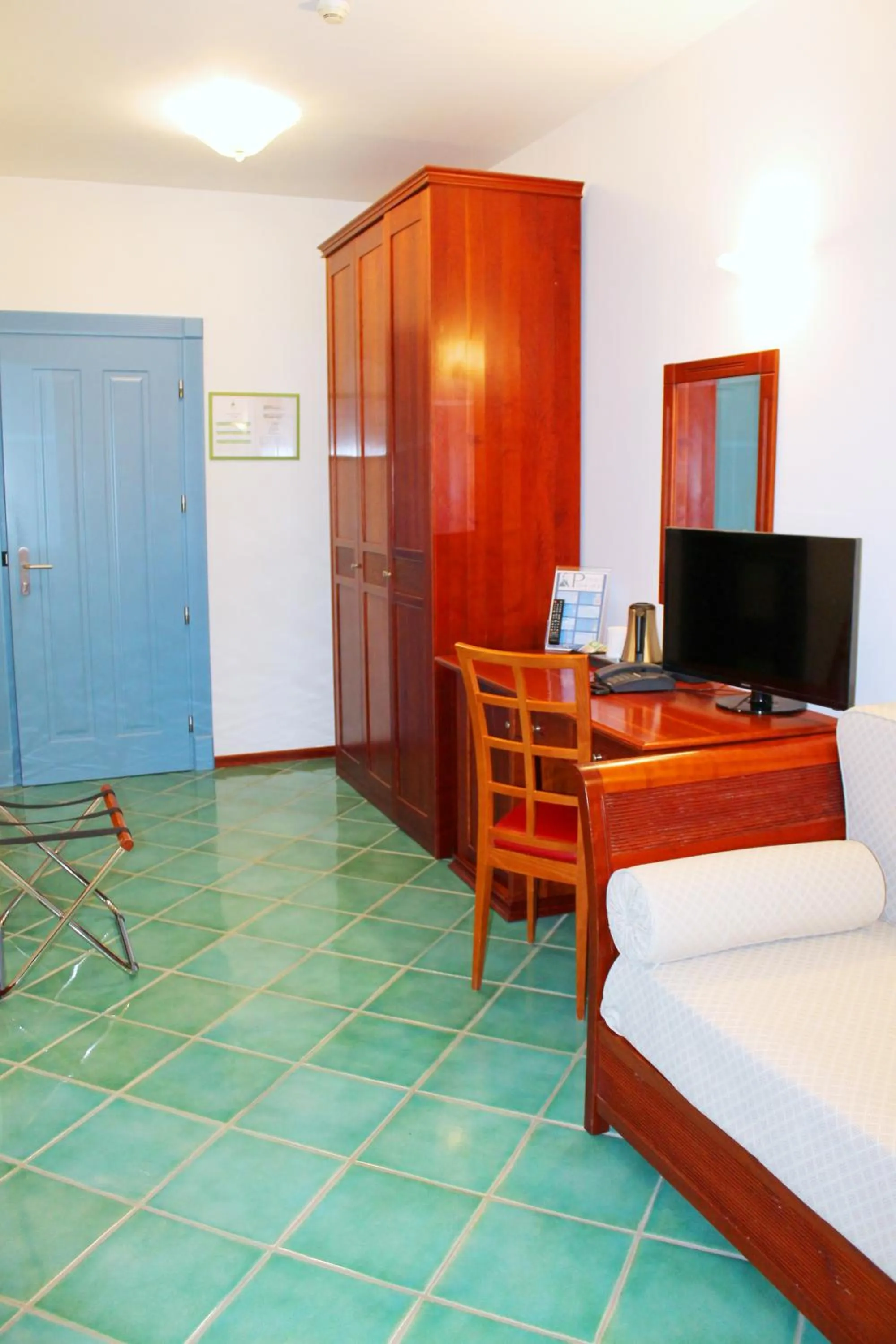 wardrobe, Bed in Hotel Pisacane