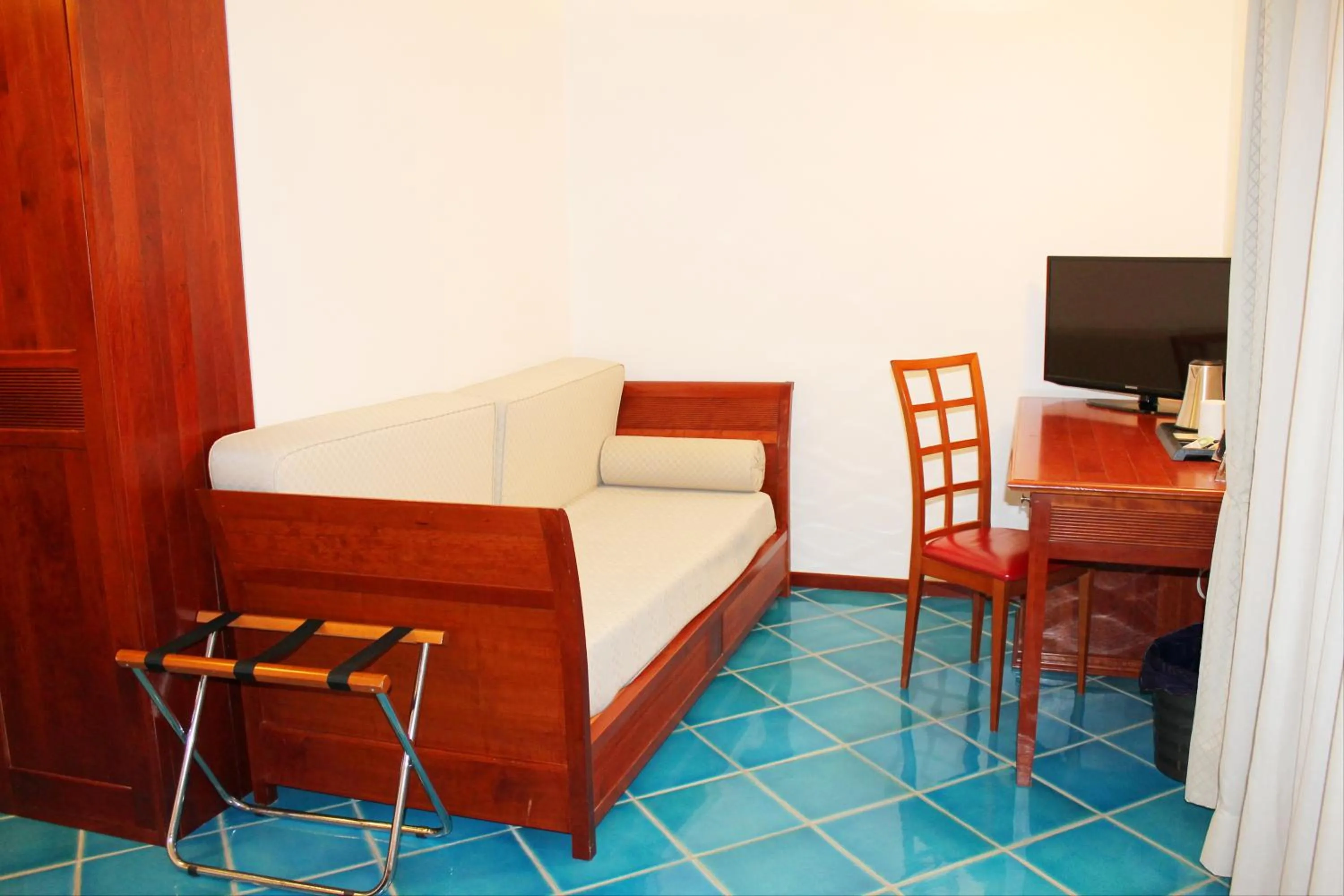 TV and multimedia in Hotel Pisacane