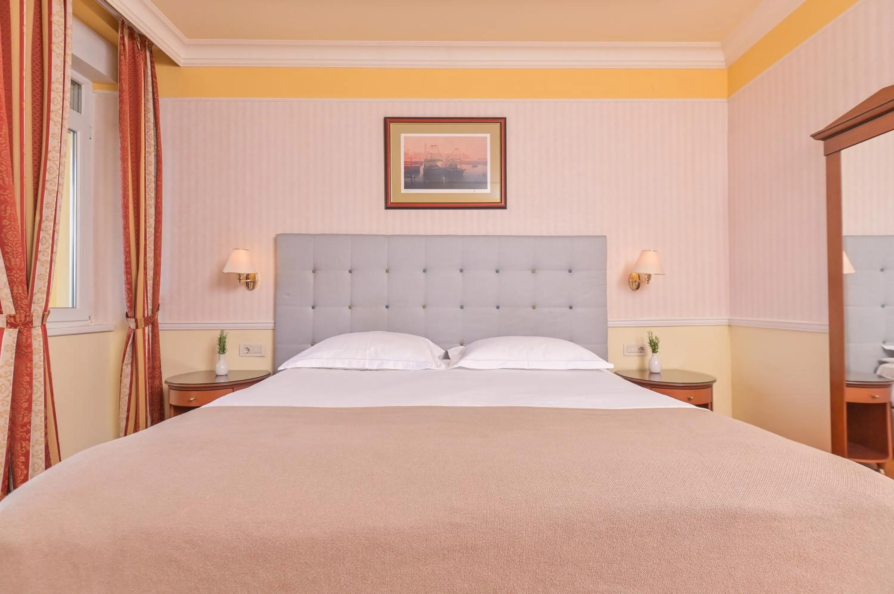 Bed in Hotel Continental