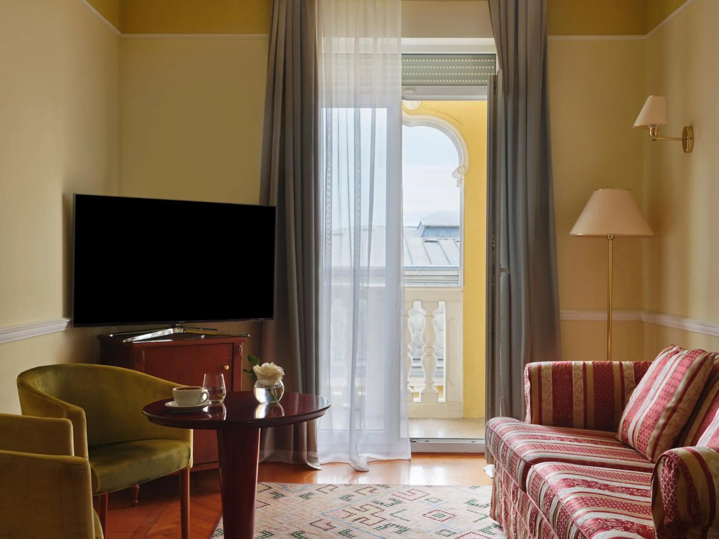 Communal lounge/ TV room in Hotel Continental