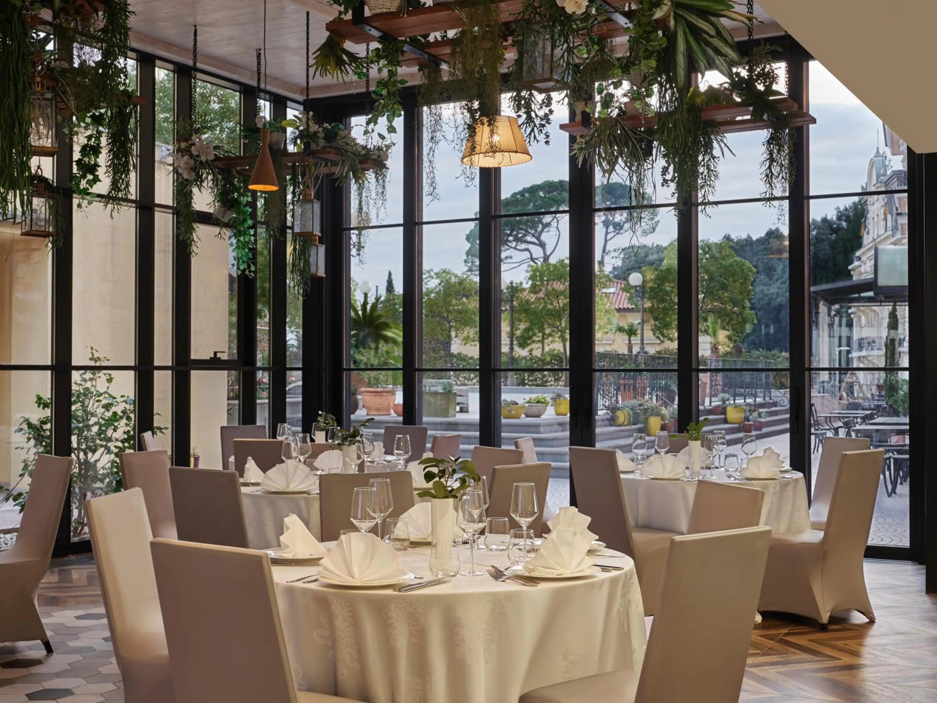 Restaurant/places to eat in Hotel Continental