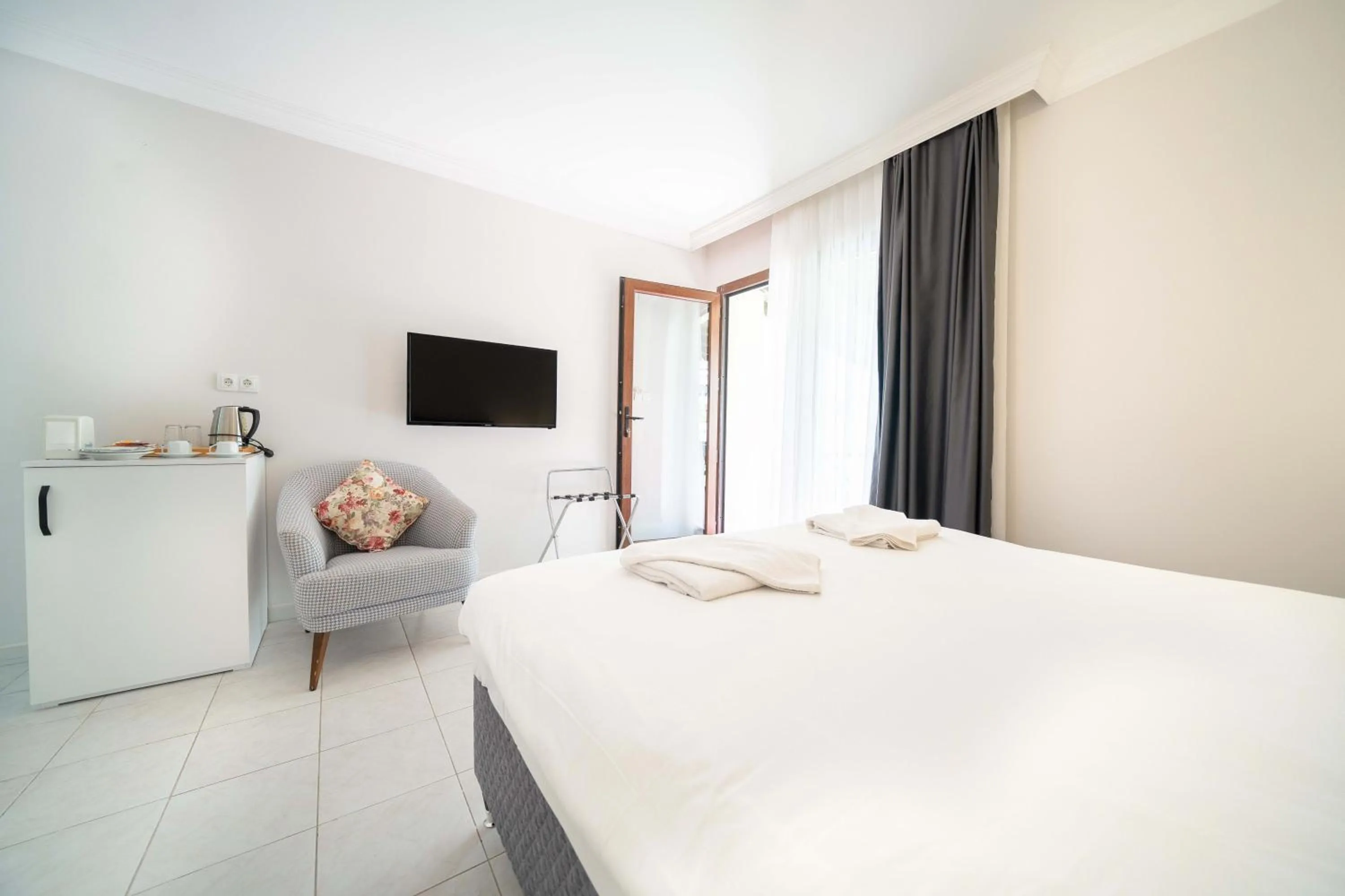 TV and multimedia, Bed in Dedeminn Garden Hotel