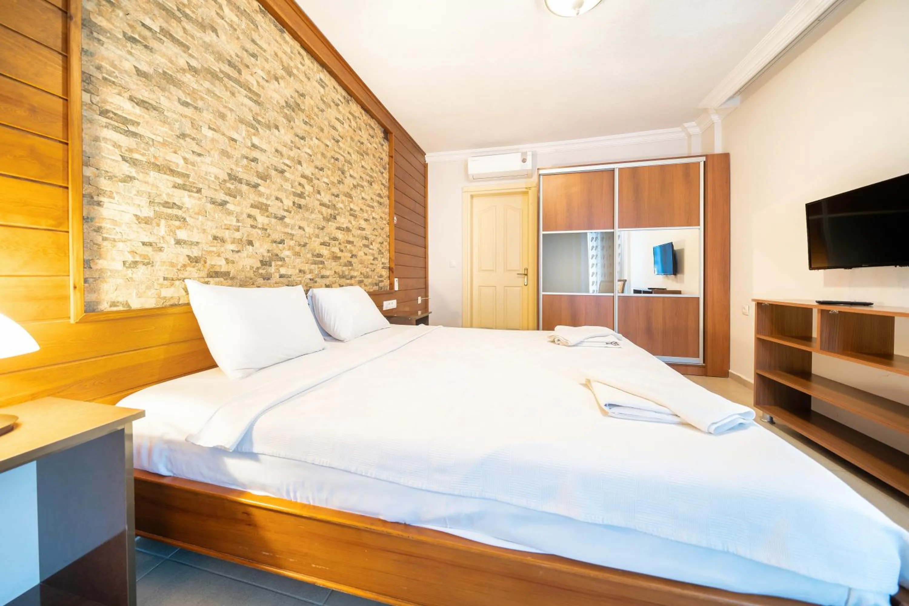 Bed in Dedeminn Garden Hotel