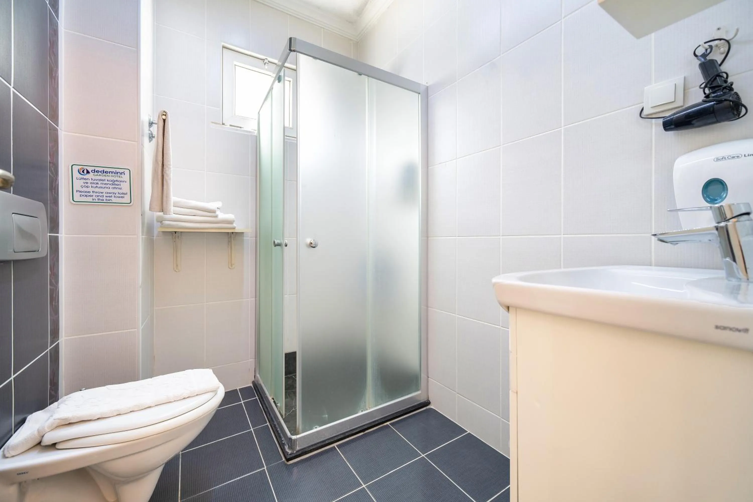 Shower in Dedeminn Garden Hotel