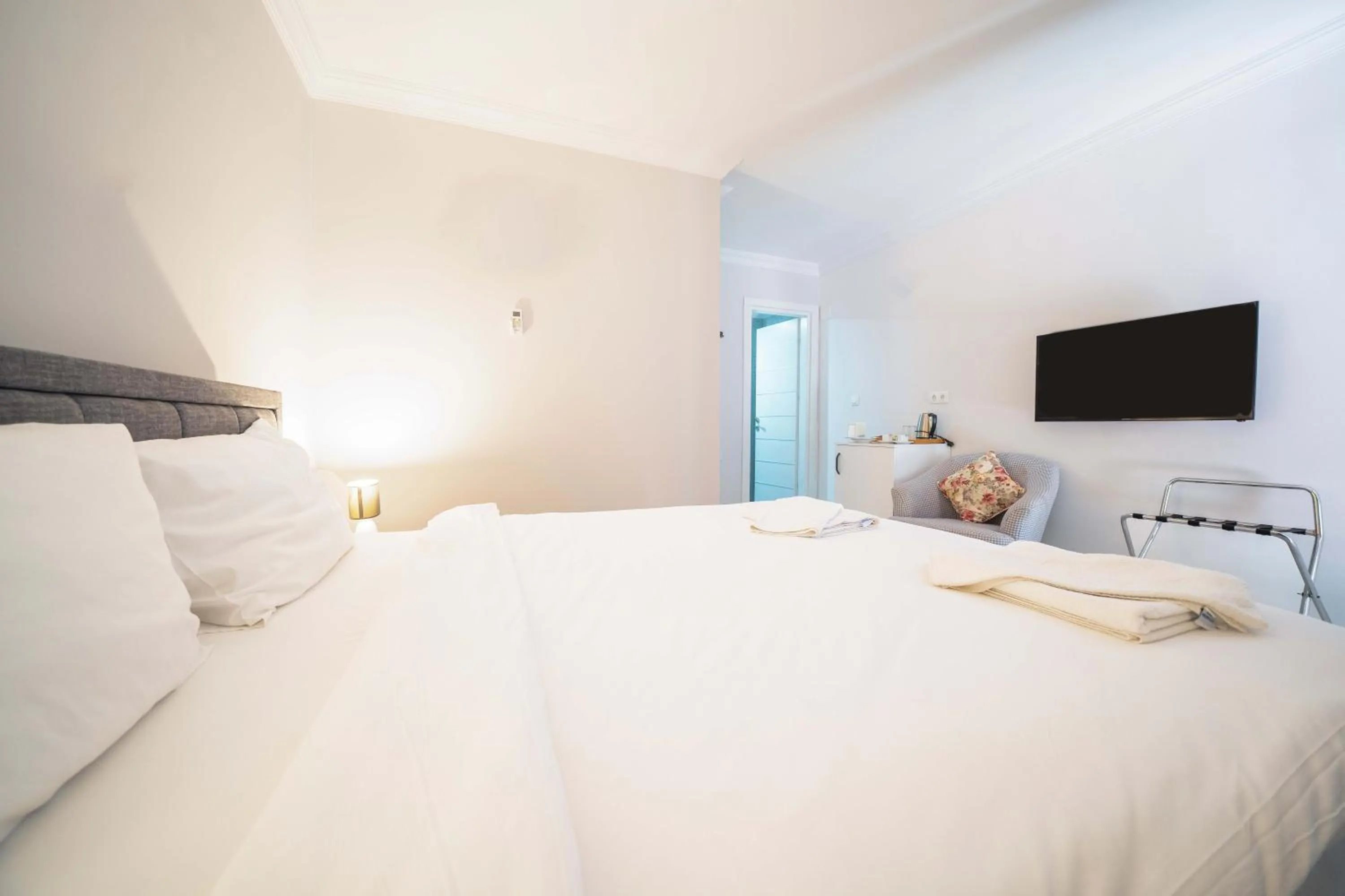 Bed in Dedeminn Garden Hotel