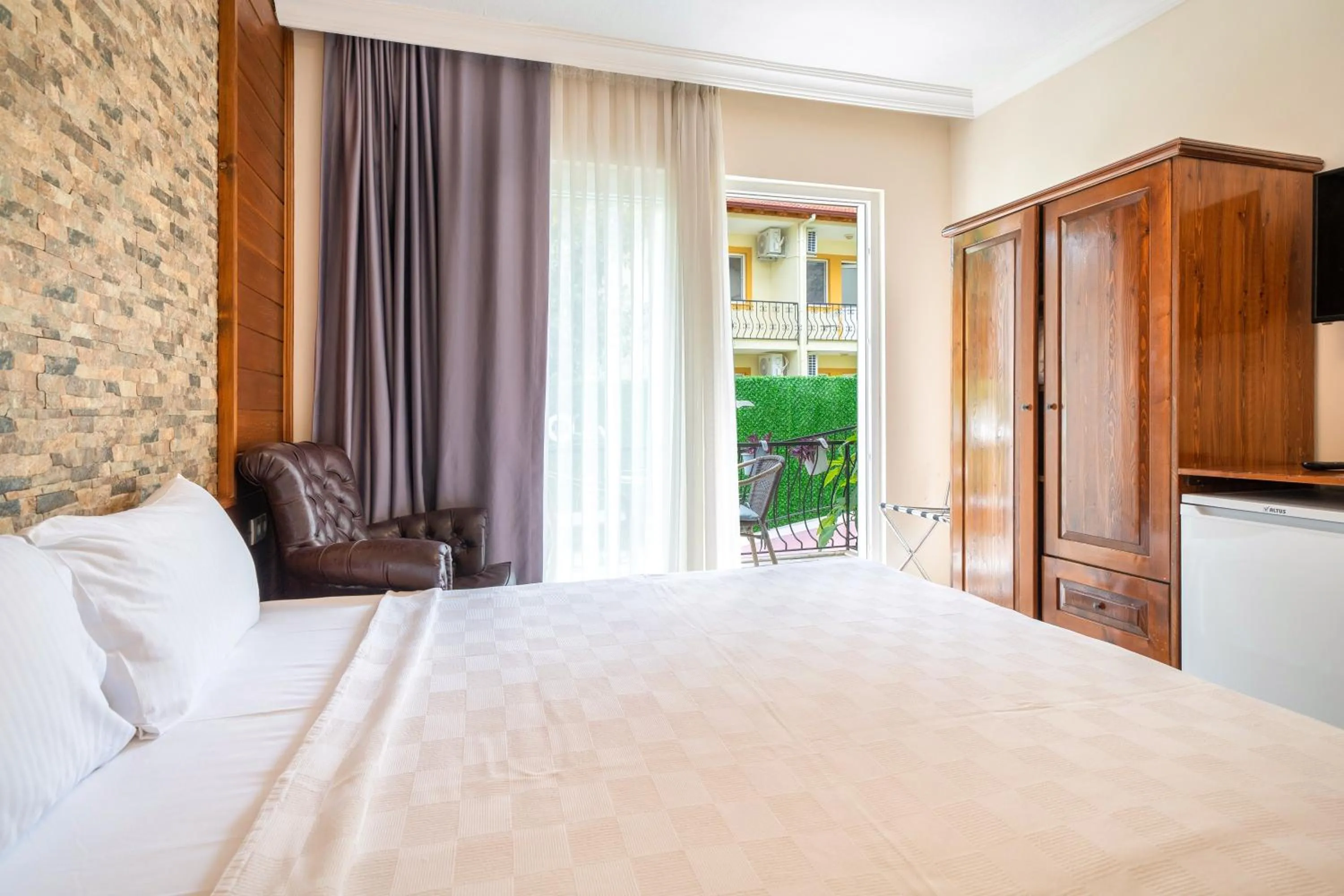 Bed in Dedeminn Garden Hotel