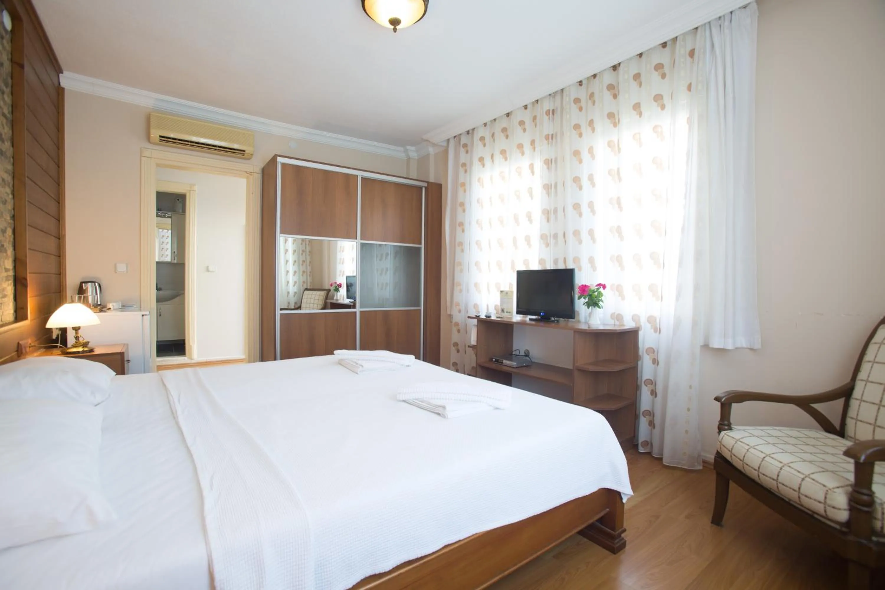 Bed in Dedeminn Garden Hotel