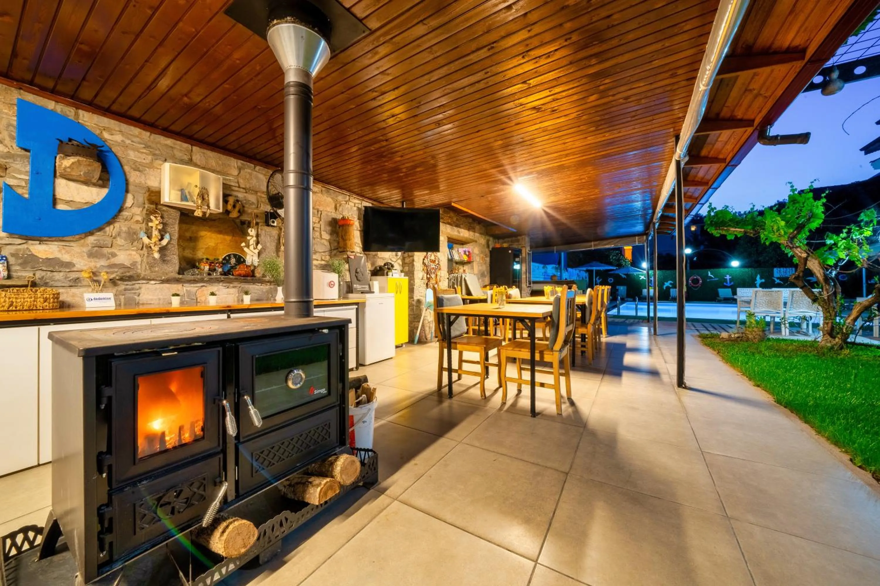 Patio in Dedeminn Garden Hotel