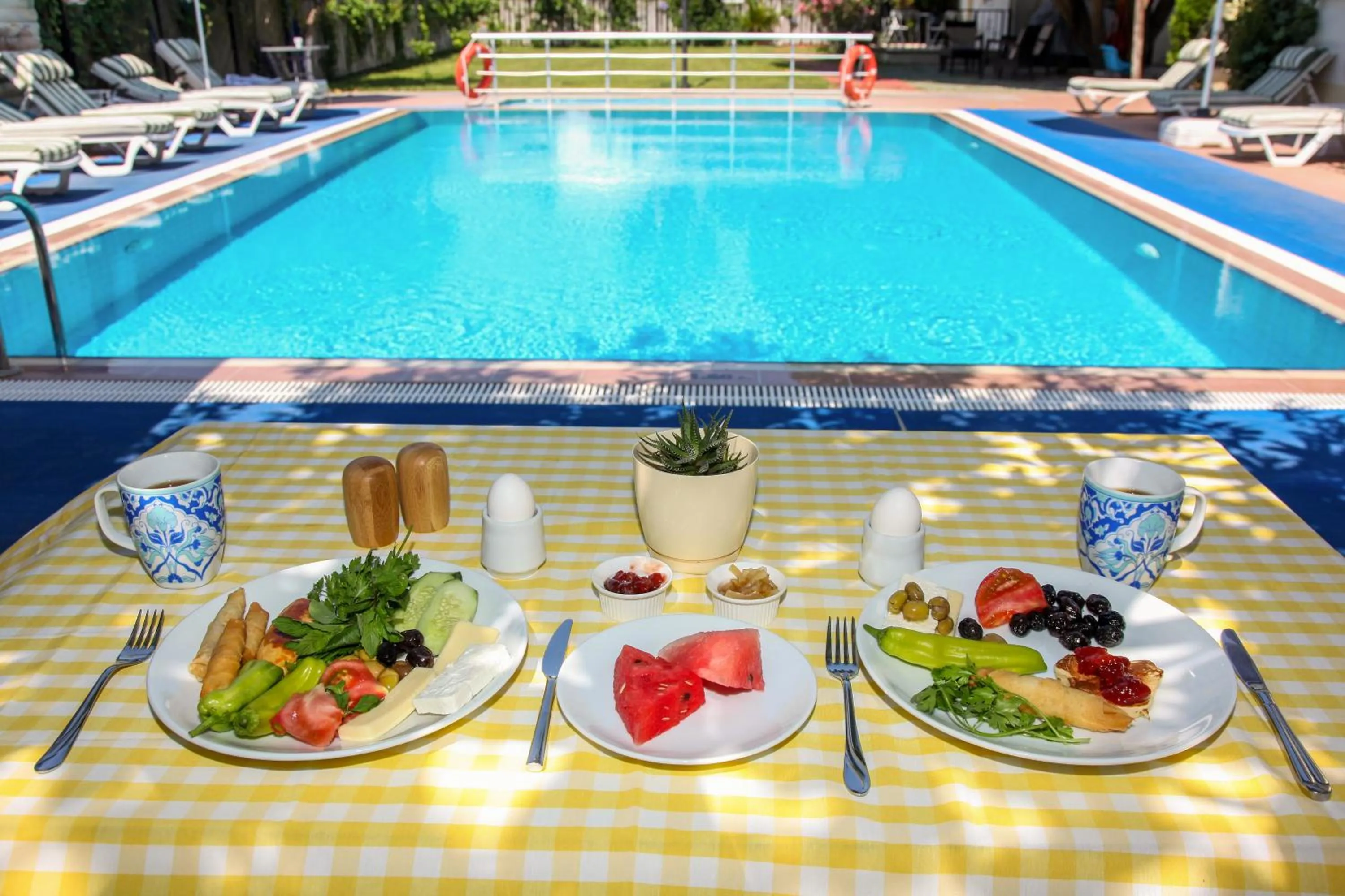 Swimming pool in Dedeminn Garden Hotel