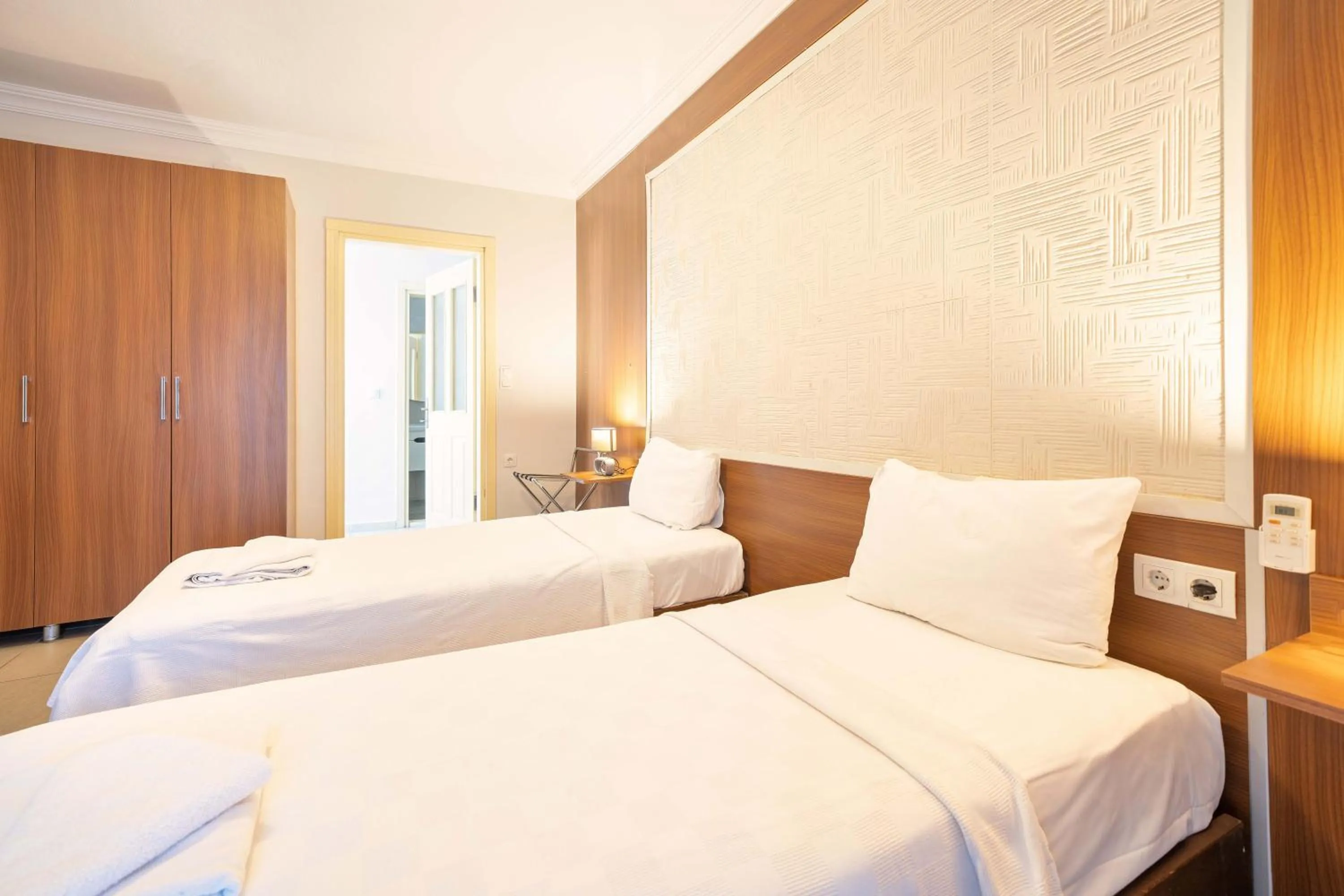 Bed in Dedeminn Garden Hotel