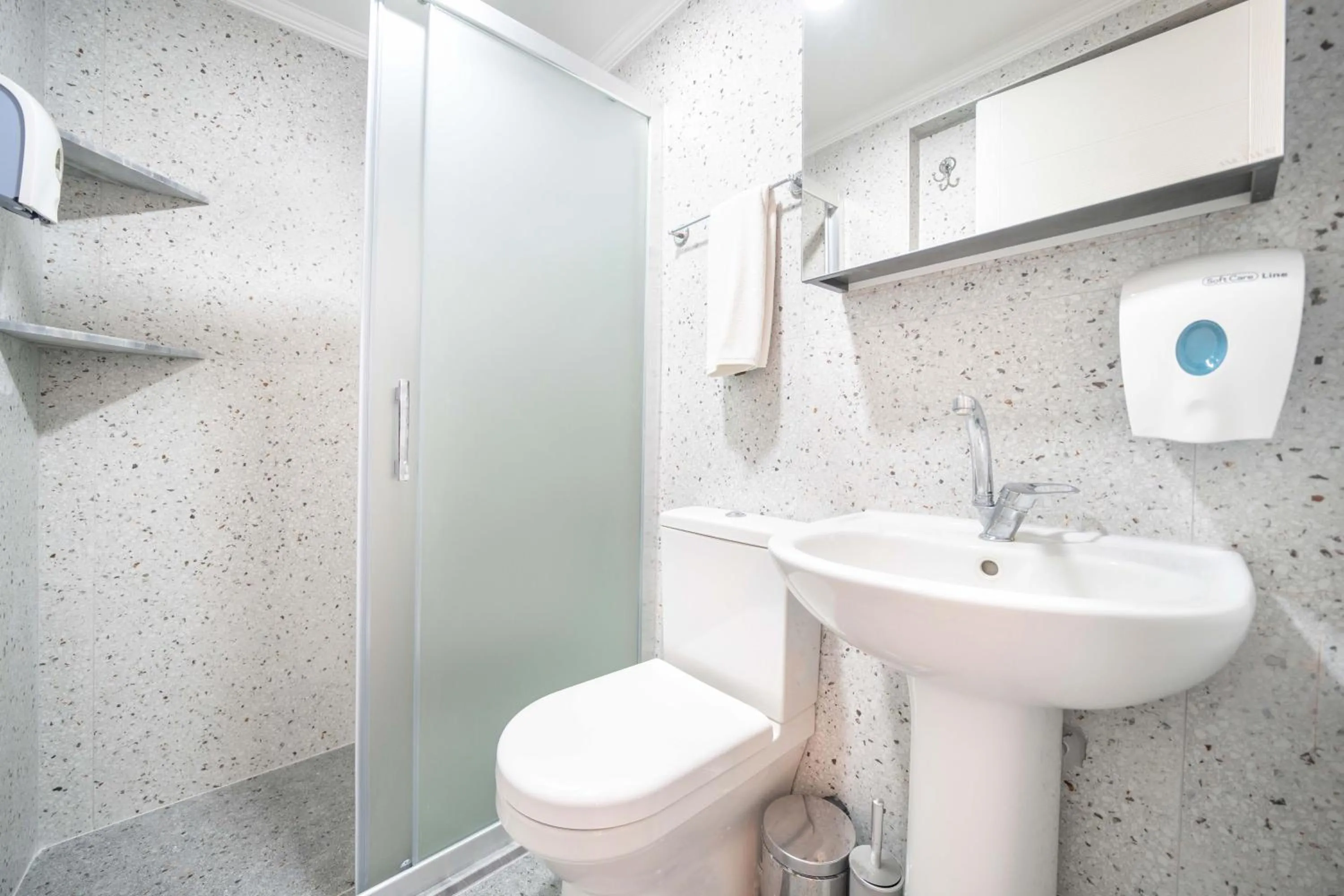 Shower in Dedeminn Garden Hotel