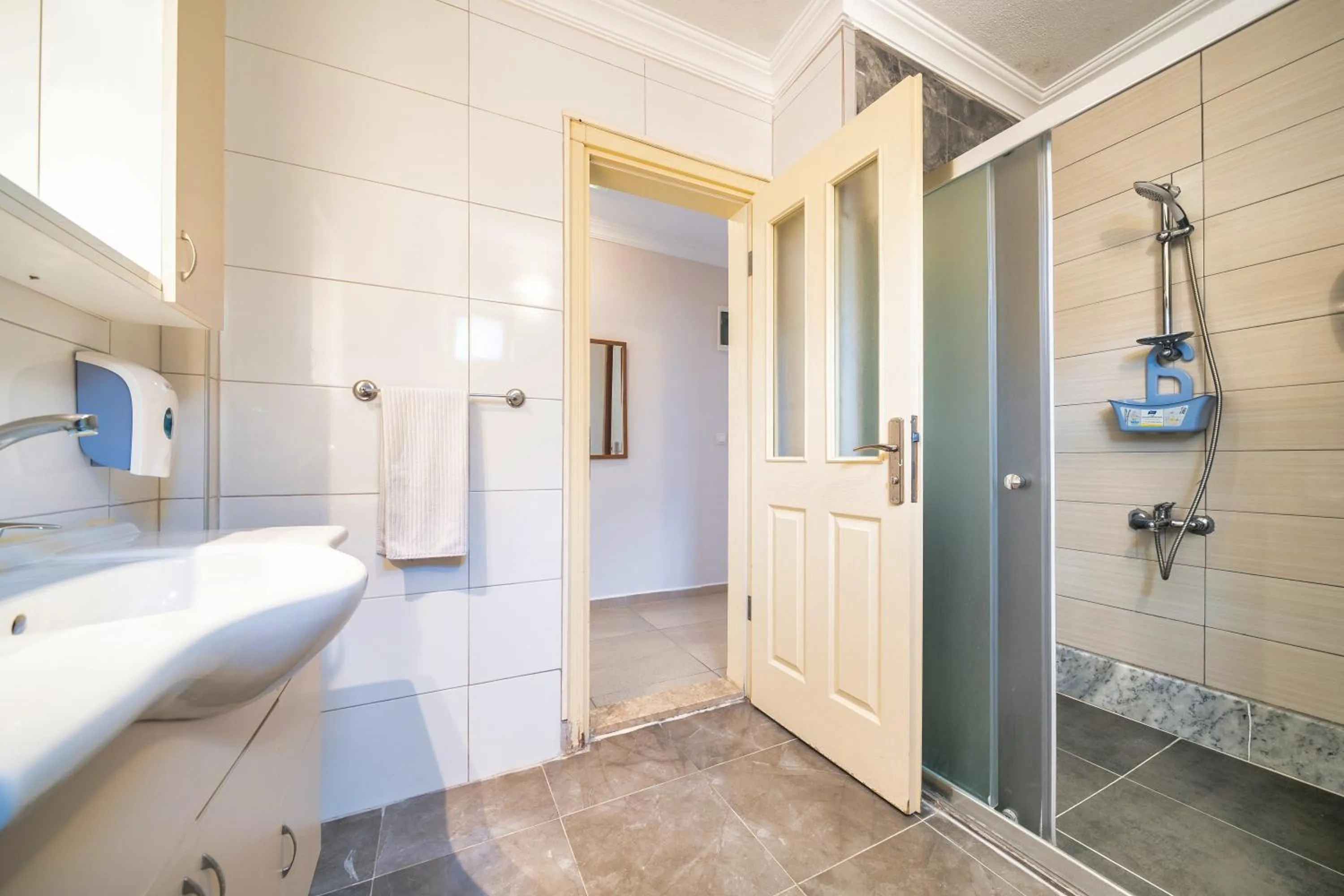 Shower in Dedeminn Garden Hotel