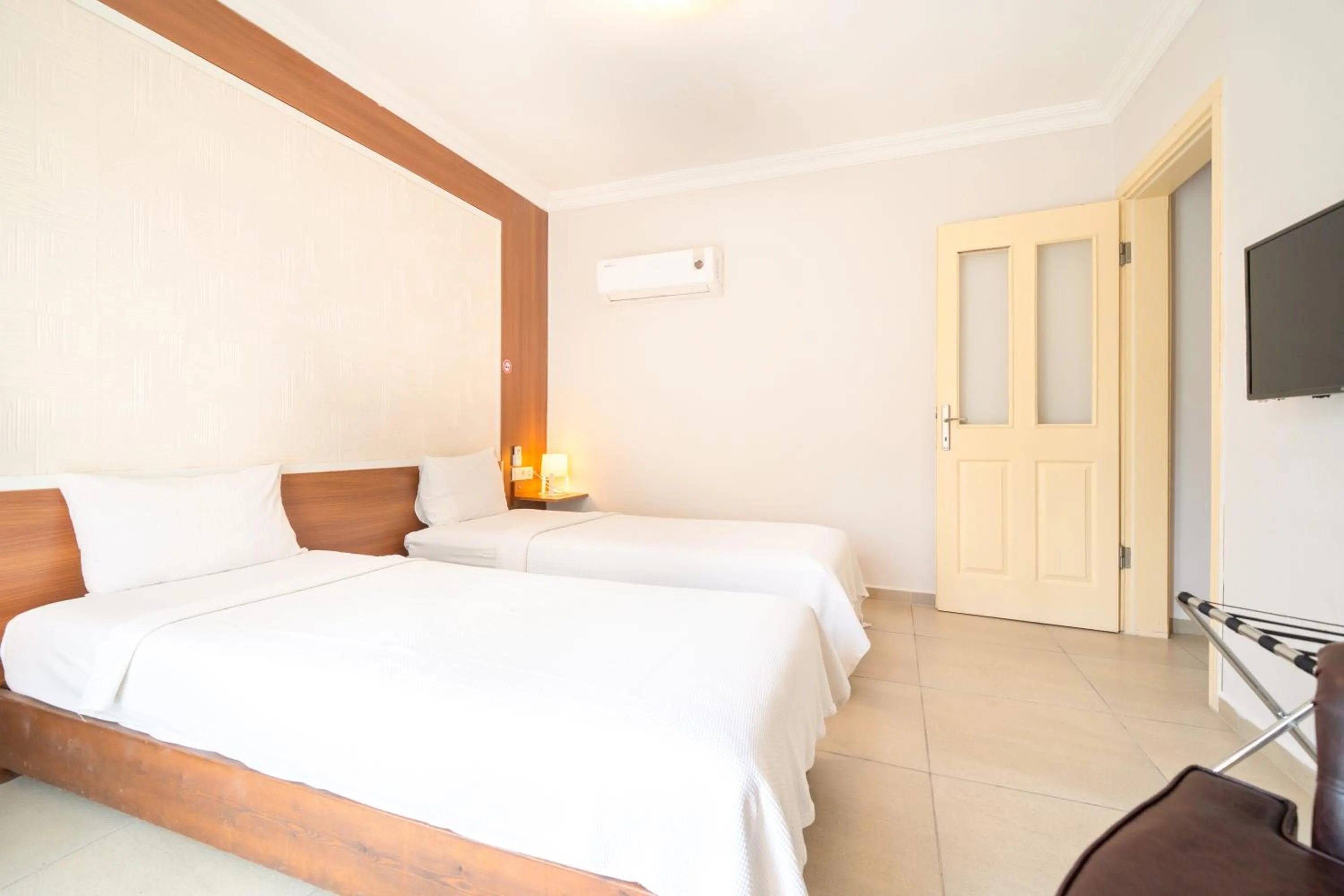 Bed in Dedeminn Garden Hotel